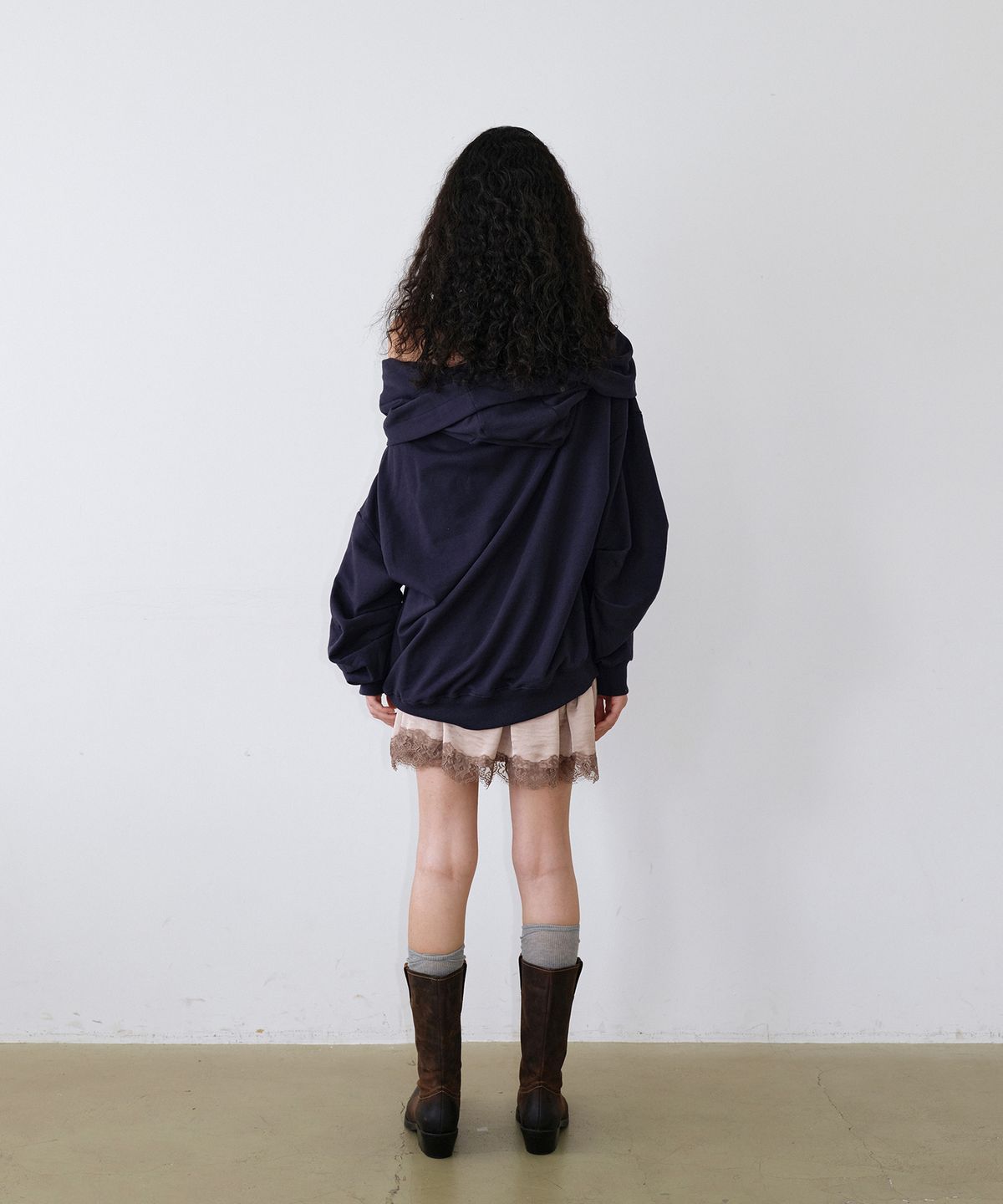 우네씬(UUNE SCENE) Signature Logo Asymmetric Off-Shoulder Hoodie_Navy
