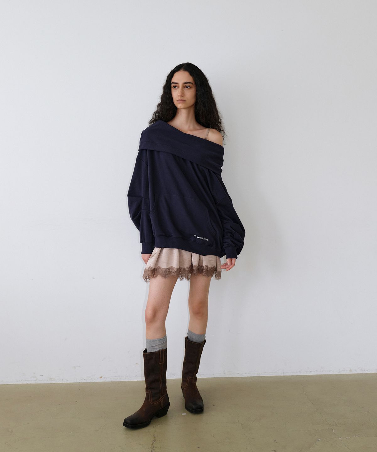 우네씬(UUNE SCENE) Signature Logo Asymmetric Off-Shoulder Hoodie_Navy