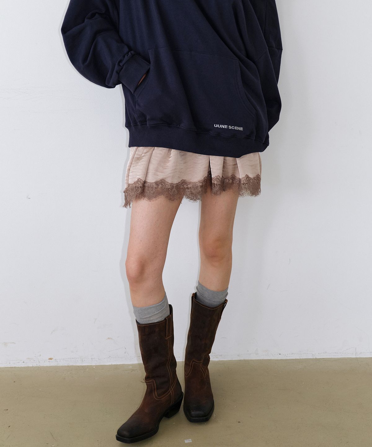 우네씬(UUNE SCENE) Signature Logo Asymmetric Off-Shoulder Hoodie_Navy