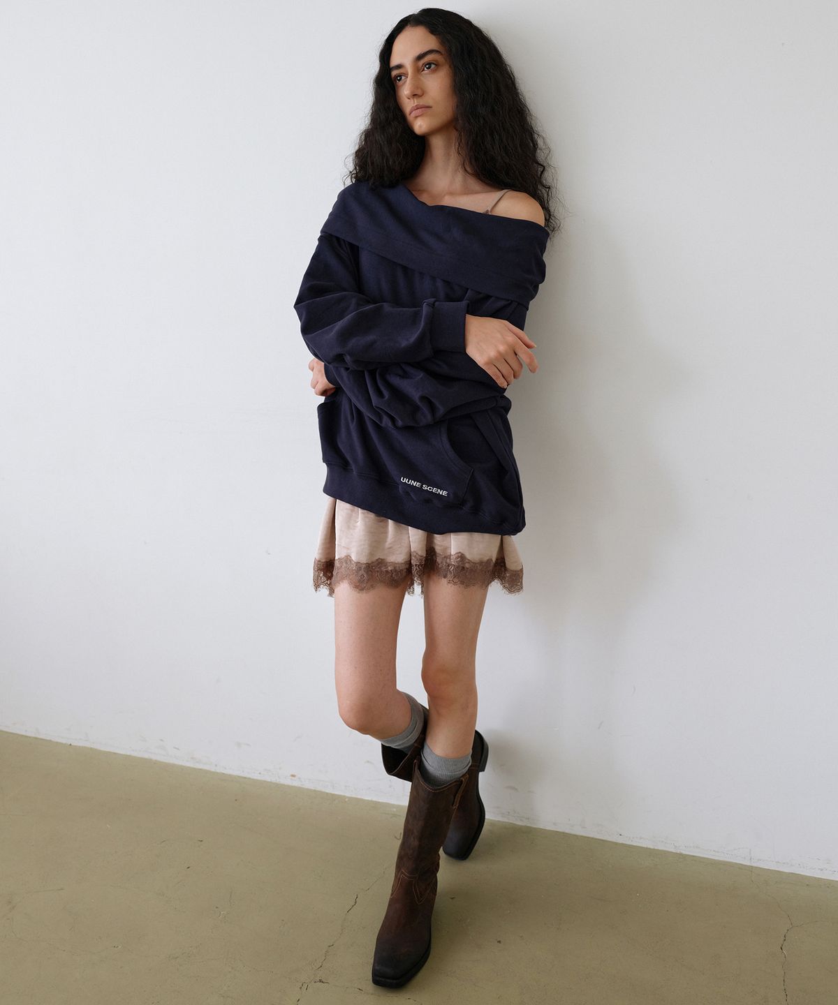 우네씬(UUNE SCENE) Signature Logo Asymmetric Off-Shoulder Hoodie_Navy