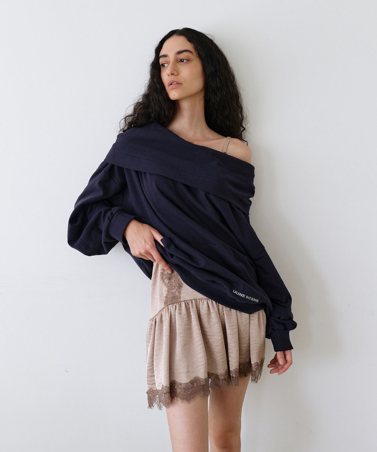 우네씬(UUNE SCENE) Signature Logo Asymmetric Off-Shoulder Hoodie_Navy