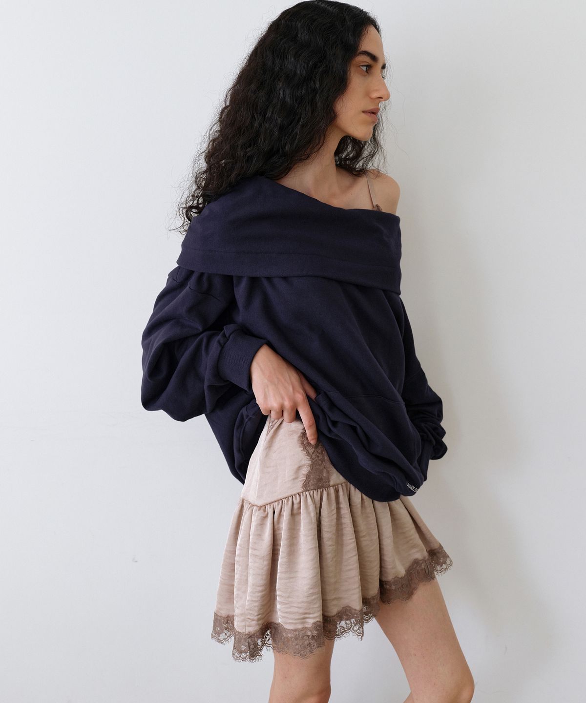 우네씬(UUNE SCENE) Signature Logo Asymmetric Off-Shoulder Hoodie_Navy