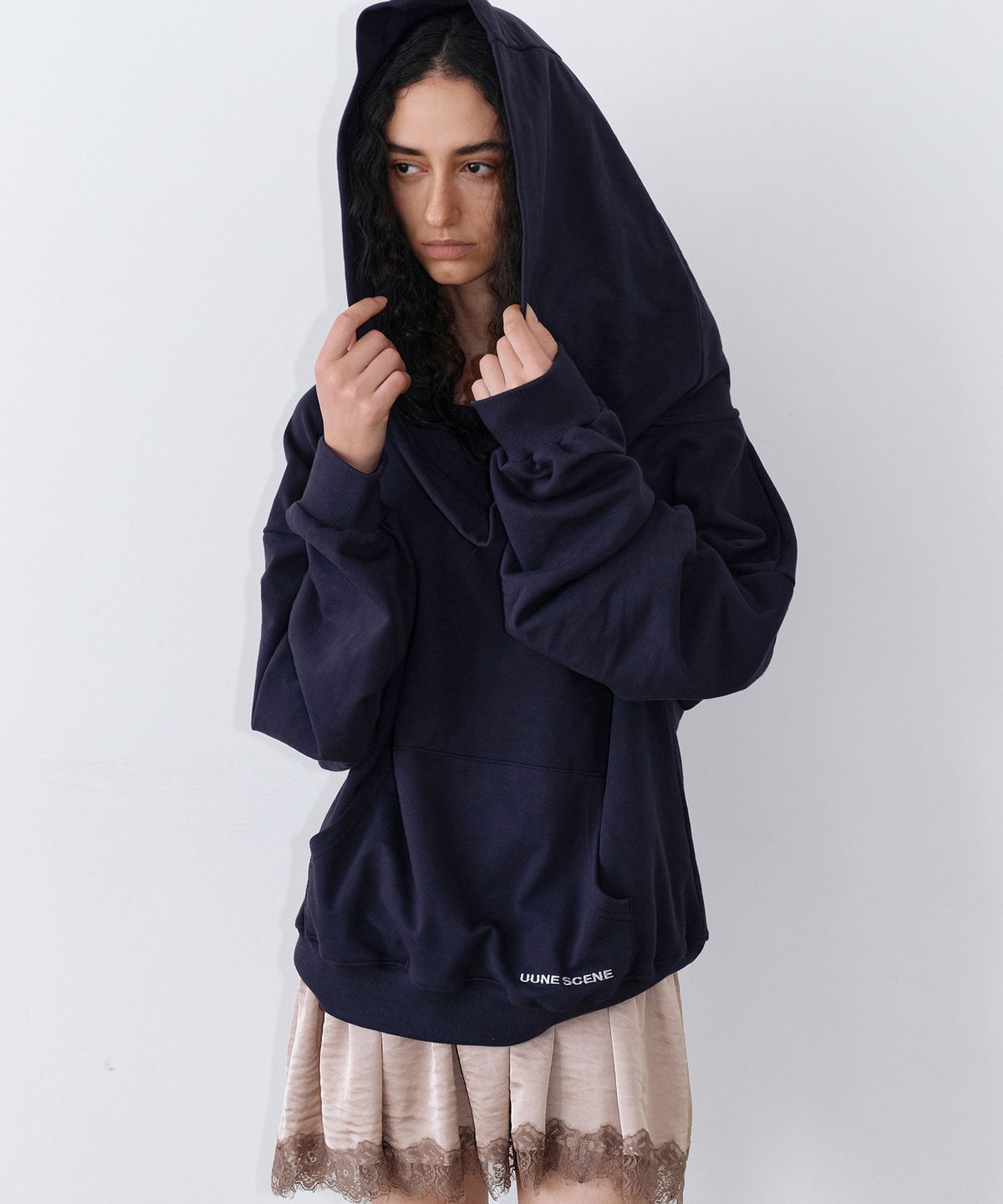 우네씬(UUNE SCENE) Signature Logo Asymmetric Off-Shoulder Hoodie_Navy