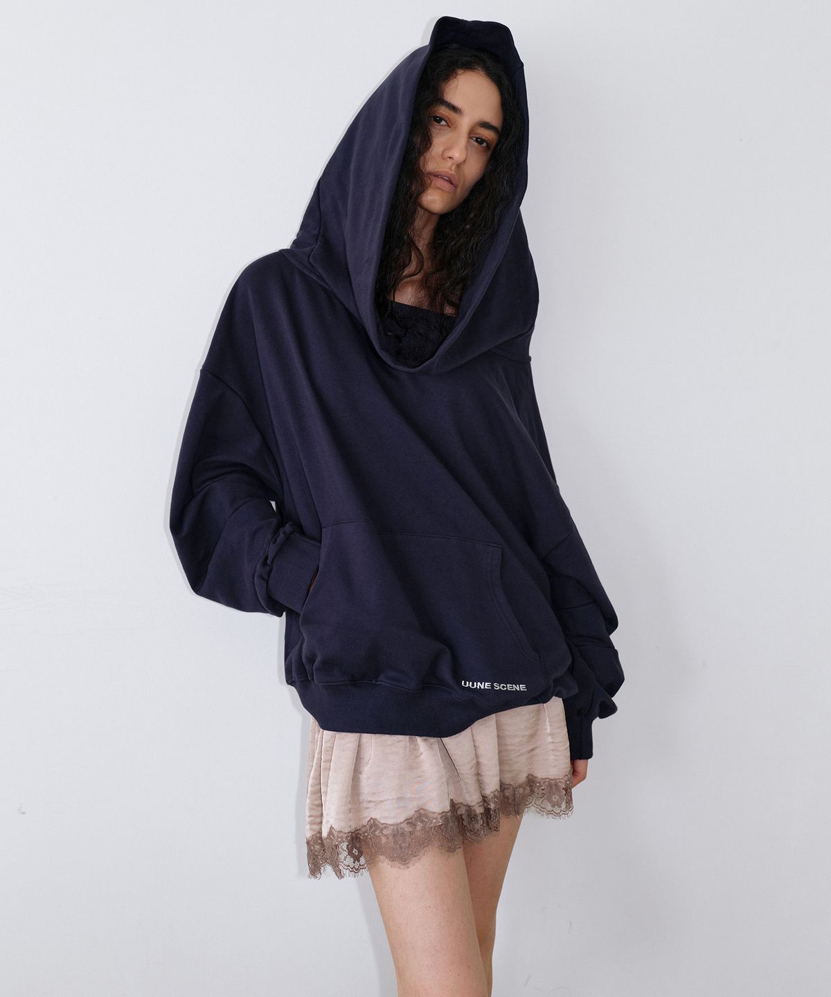 우네씬(UUNE SCENE) Signature Logo Asymmetric Off-Shoulder Hoodie_Navy
