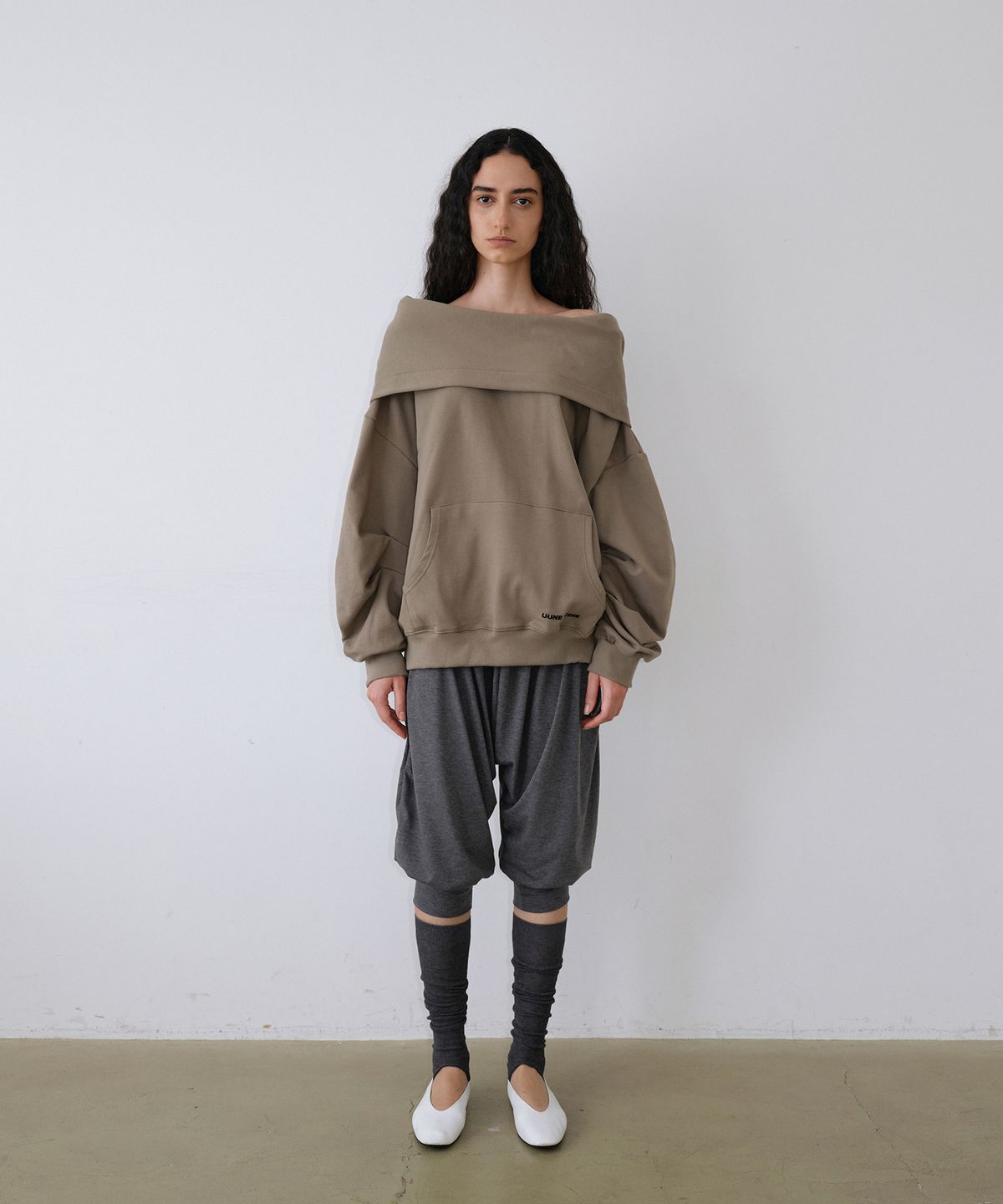 우네씬(UUNE SCENE) Signature Logo Asymmetric Off-Shoulder Hoodie_Khaki