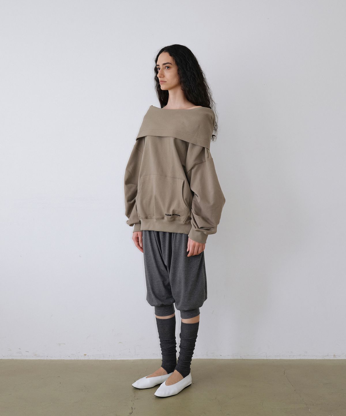 우네씬(UUNE SCENE) Signature Logo Asymmetric Off-Shoulder Hoodie_Khaki