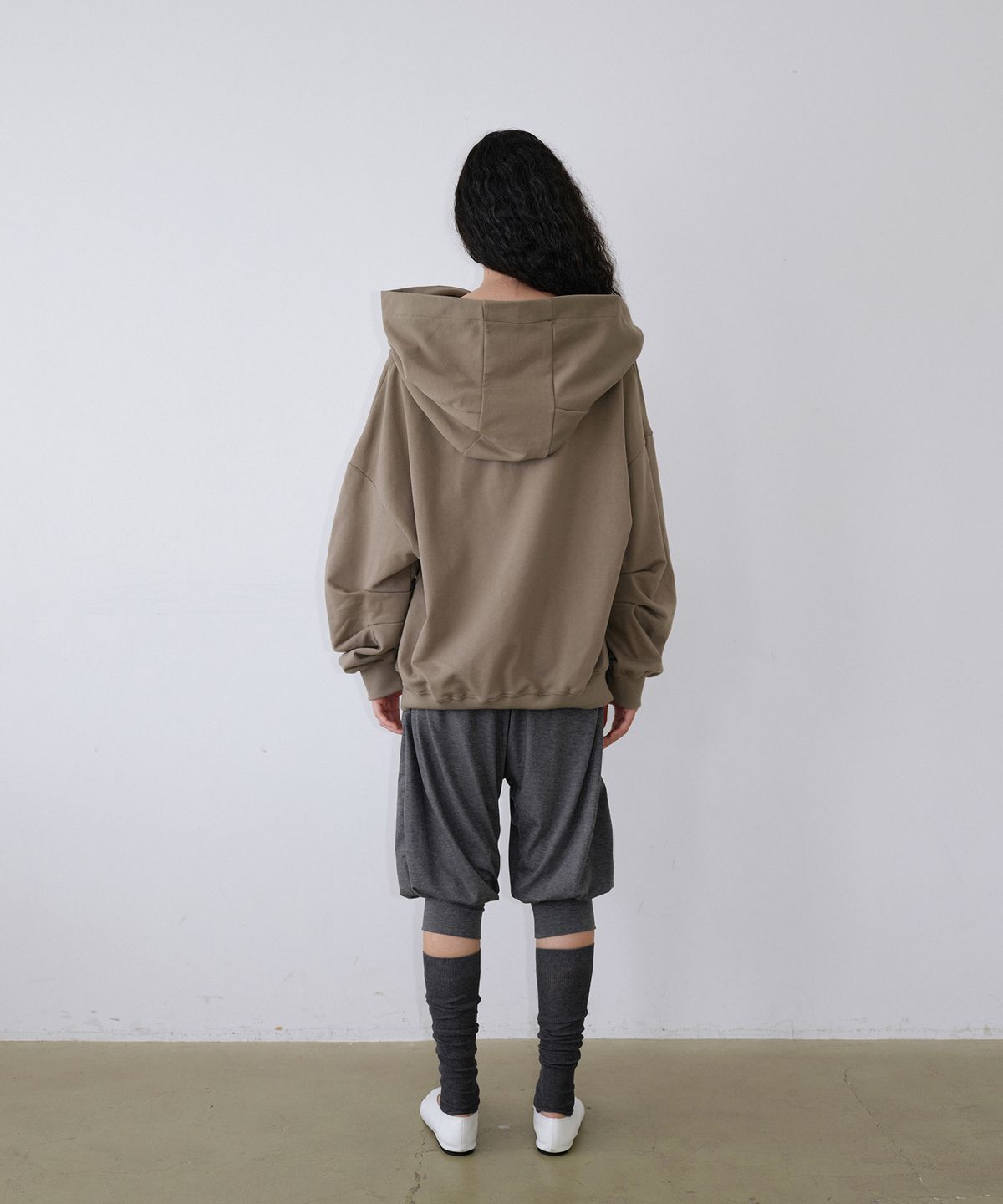 우네씬(UUNE SCENE) Signature Logo Asymmetric Off-Shoulder Hoodie_Khaki