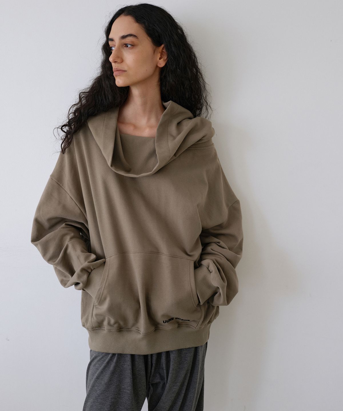 우네씬(UUNE SCENE) Signature Logo Asymmetric Off-Shoulder Hoodie_Khaki
