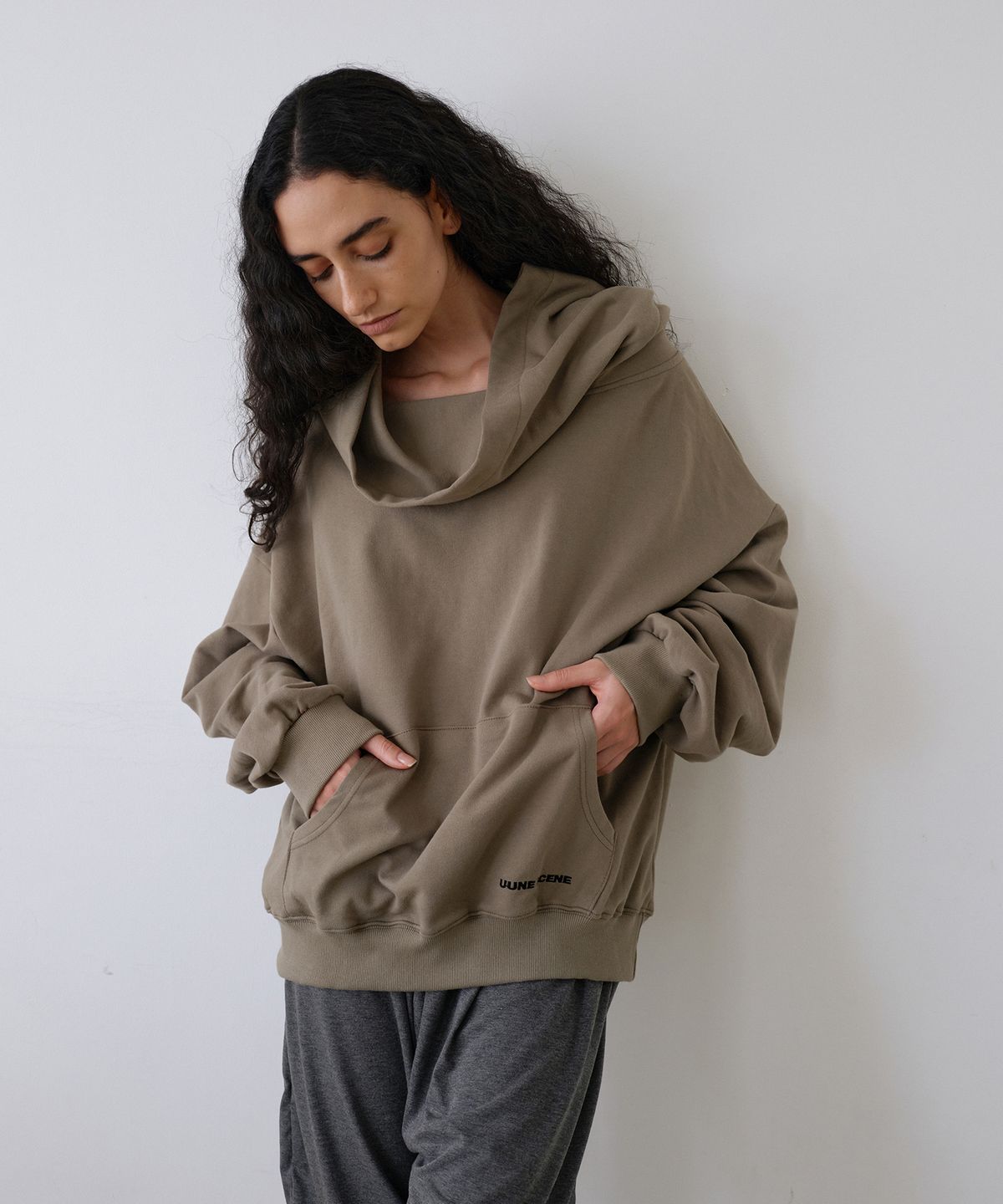 우네씬(UUNE SCENE) Signature Logo Asymmetric Off-Shoulder Hoodie_Khaki