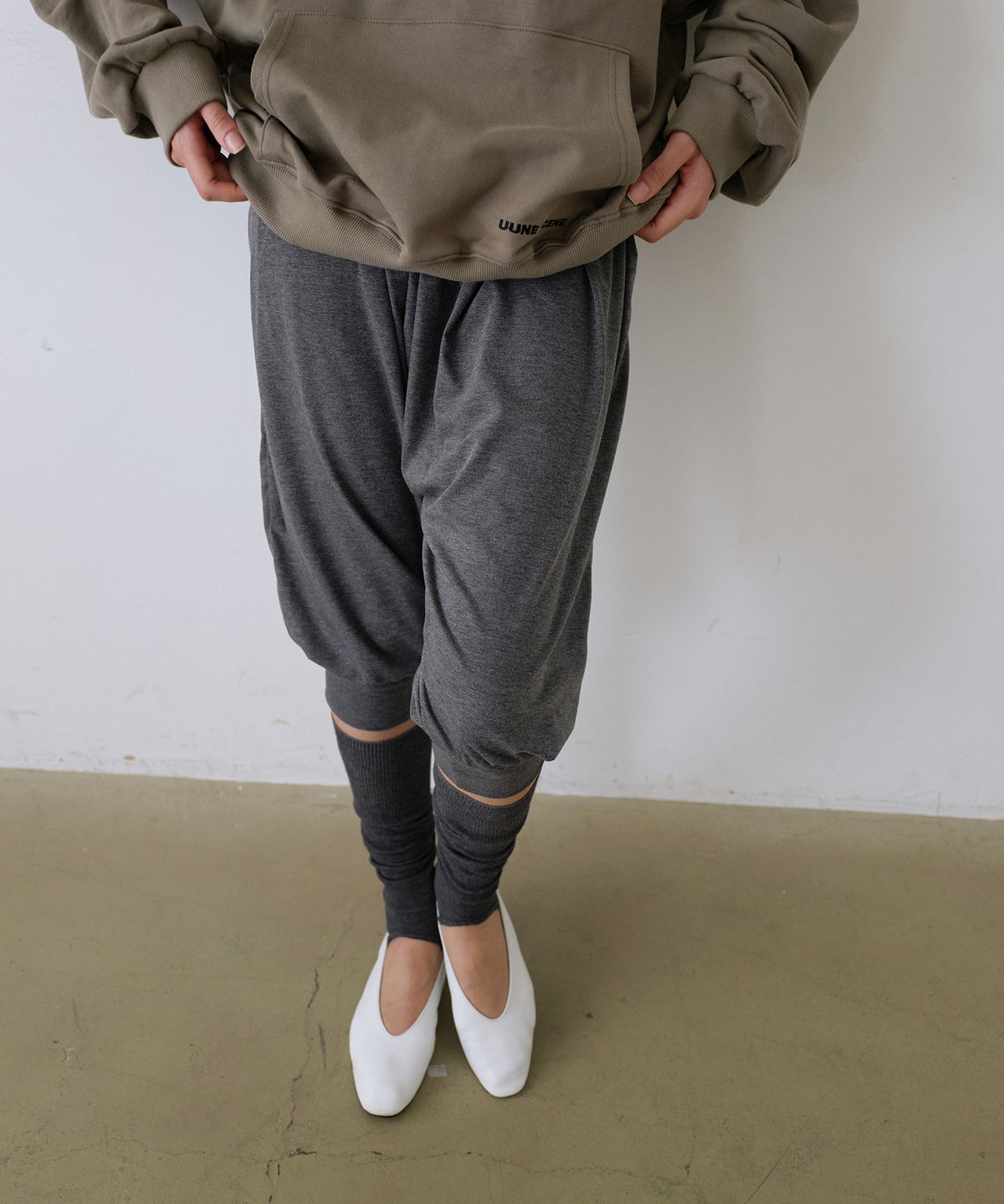 우네씬(UUNE SCENE) Signature Logo Asymmetric Off-Shoulder Hoodie_Khaki