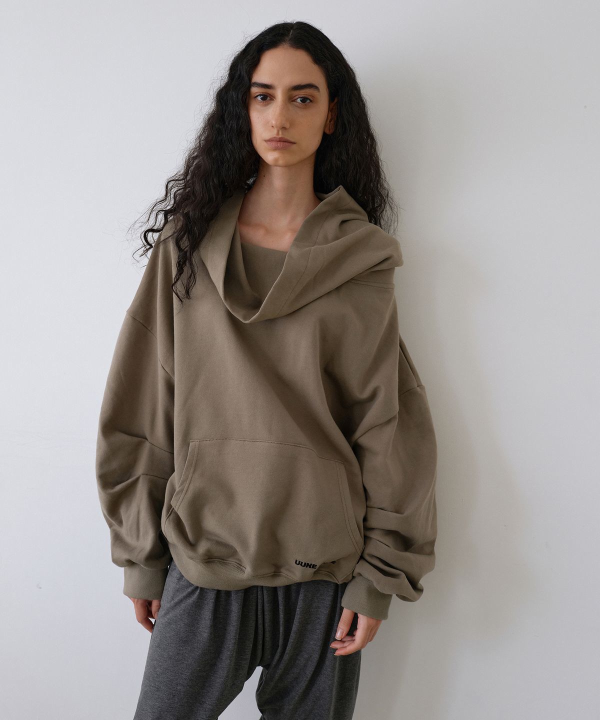 우네씬(UUNE SCENE) Signature Logo Asymmetric Off-Shoulder Hoodie_Khaki