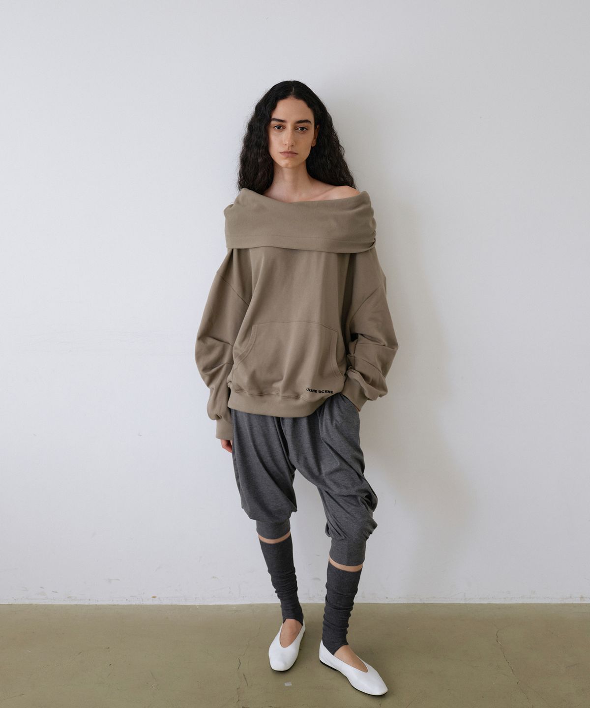우네씬(UUNE SCENE) Signature Logo Asymmetric Off-Shoulder Hoodie_Khaki