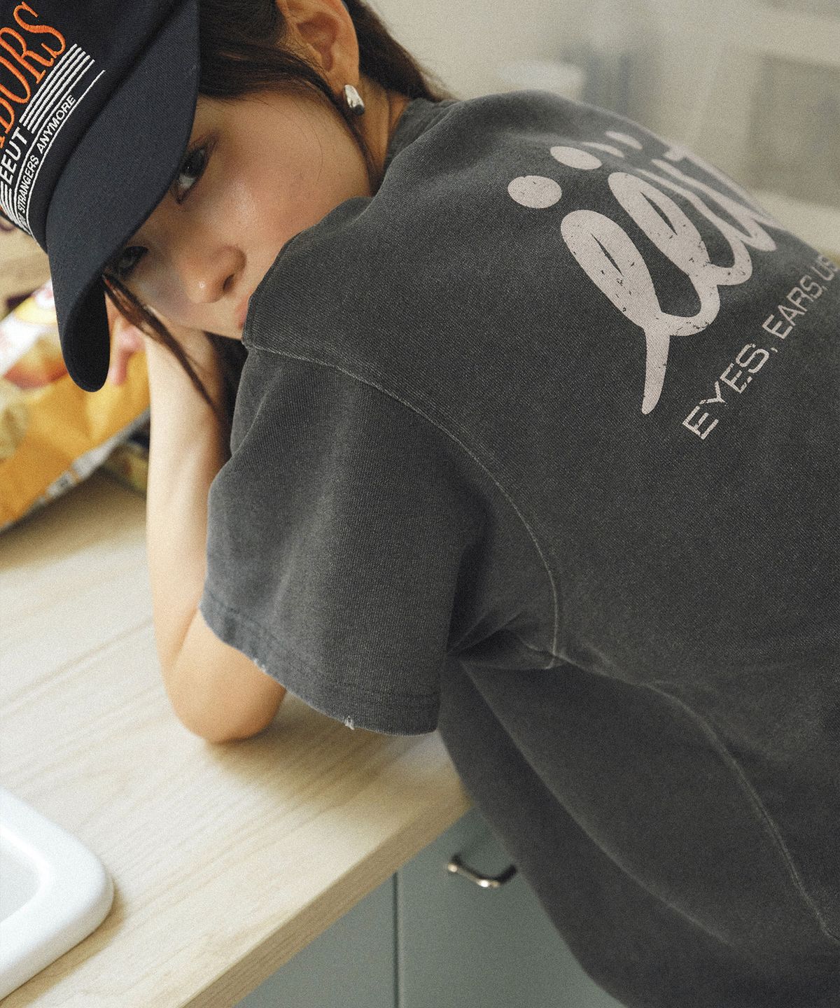 이우트(EEUT) ARCHIVE POCKET T-SHIRT / CHARCOAL