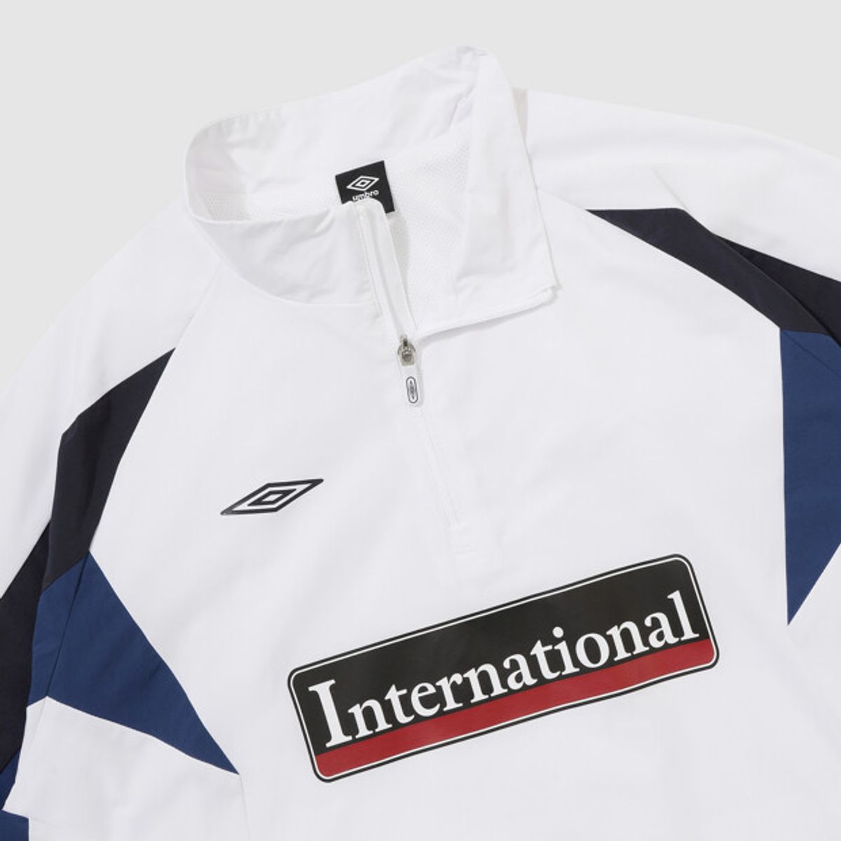 엄브로(UMBRO) 아이코닉 웜업 스탠넥 아노락 화이트 UR321SWT99
