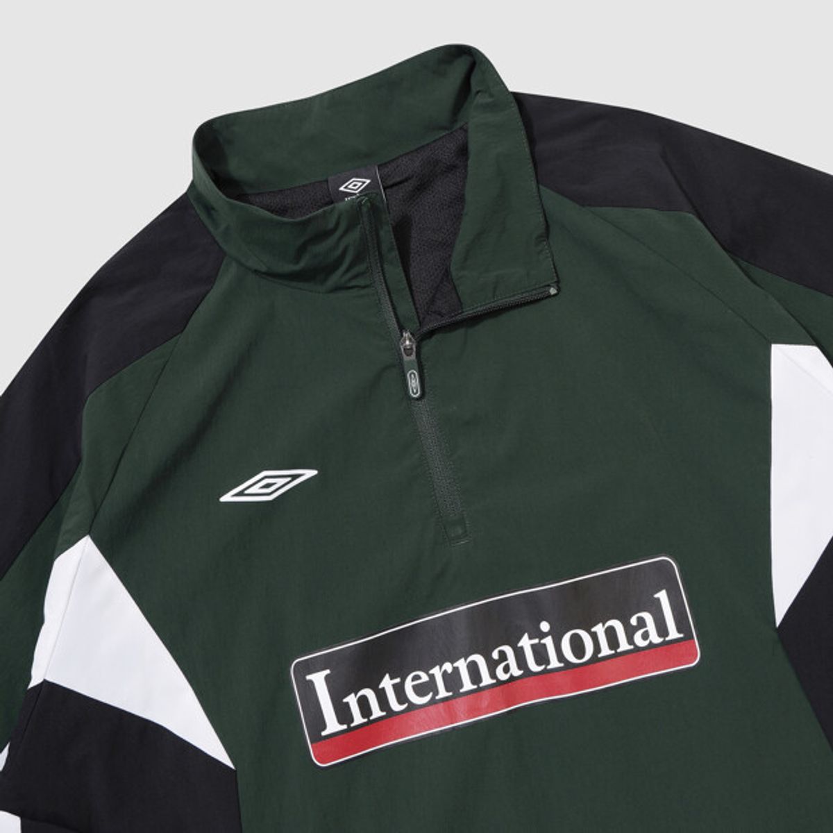 엄브로(UMBRO) 아이코닉 웜업 스탠넥 아노락 그린 UR321SWT99