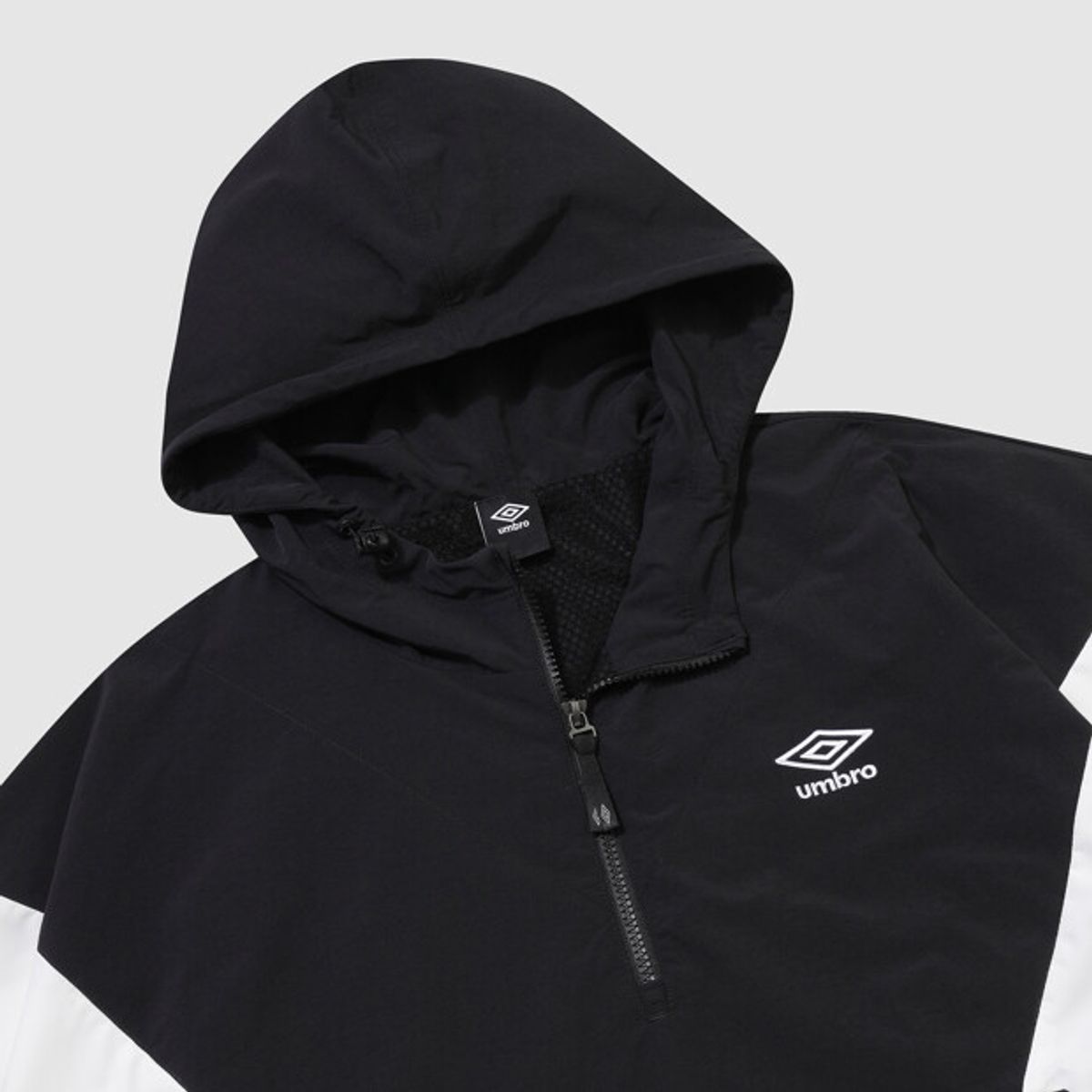 엄브로(UMBRO) 더비클럽 컬러블럭 후드형 아노락 블랙 UR324CWT95
