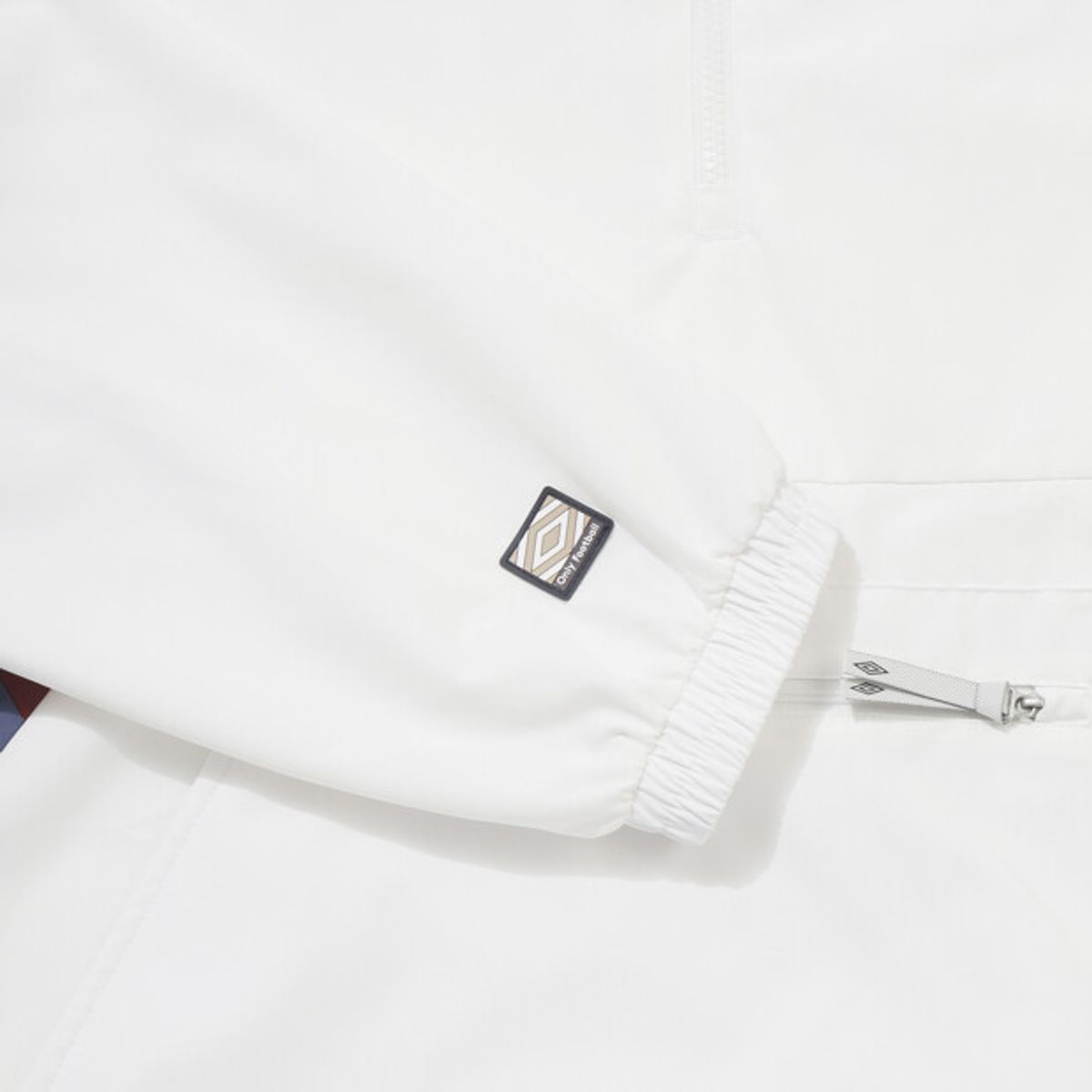 엄브로(UMBRO) 더비클럽 컬러블럭 후드형 아노락 아이보리 UR324CWT95