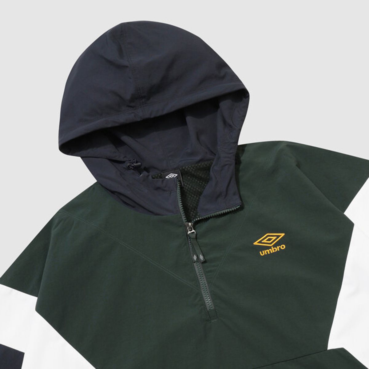 엄브로(UMBRO) 더비클럽 컬러블럭 후드형 아노락 그린 UR324CWT95