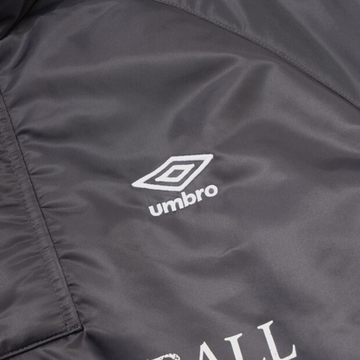 엄브로(UMBRO) 더비클럽 럭비 패딩 아노락 챠콜 UR321CWT97
