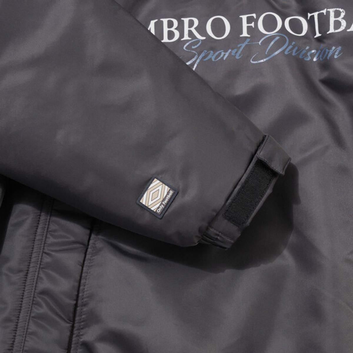 엄브로(UMBRO) 더비클럽 럭비 패딩 아노락 챠콜 UR321CWT97