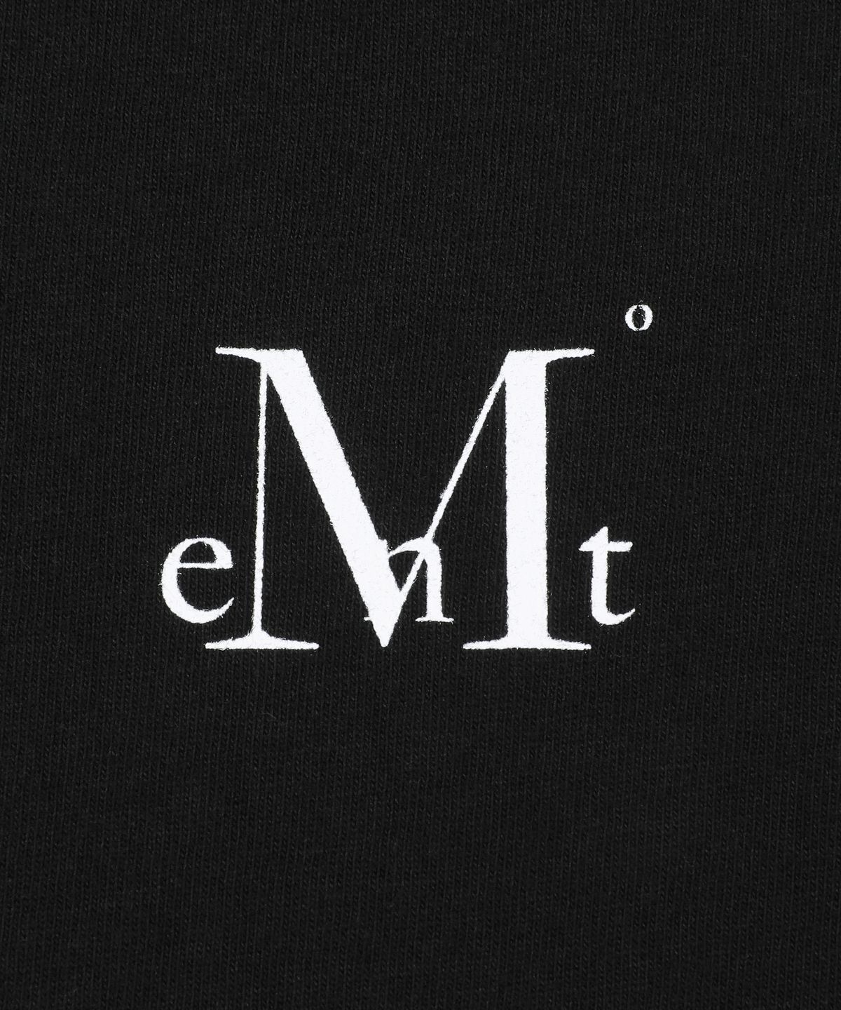무센트(MUCENT) 에센셜 백로고 롱 슬리브 티 (2컬러)