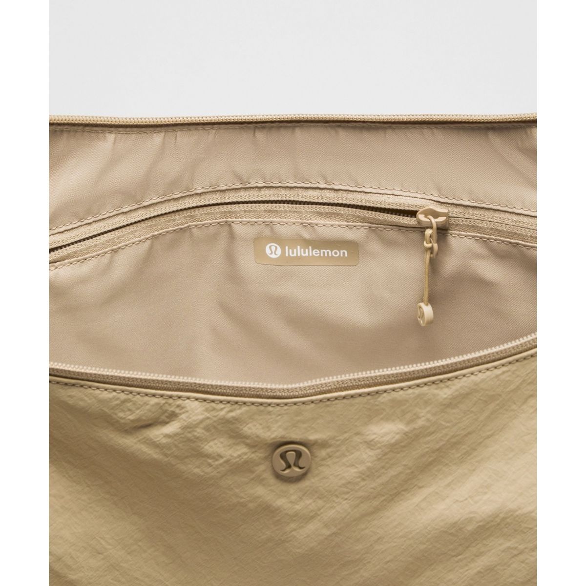 룰루레몬(LULULEMON) 라지 슬라우치 슬링백 13L  RUCU