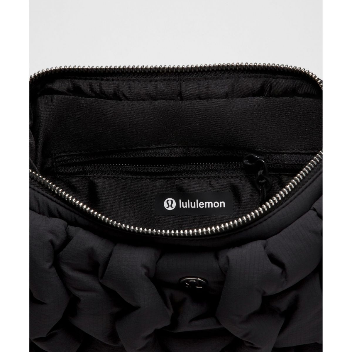 룰루레몬(LULULEMON) 퀼티 퍼프 크로스바디 백 4.7L  BLK SLVR