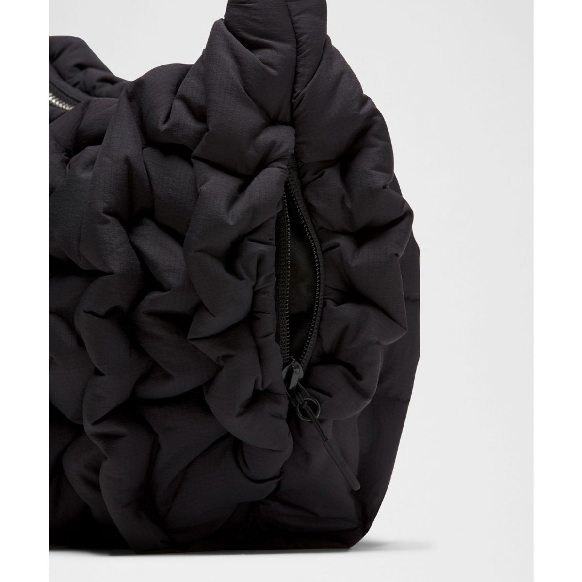 룰루레몬(LULULEMON) 퀼티 퍼프 크로스바디 백 4.7L  BLK SLVR