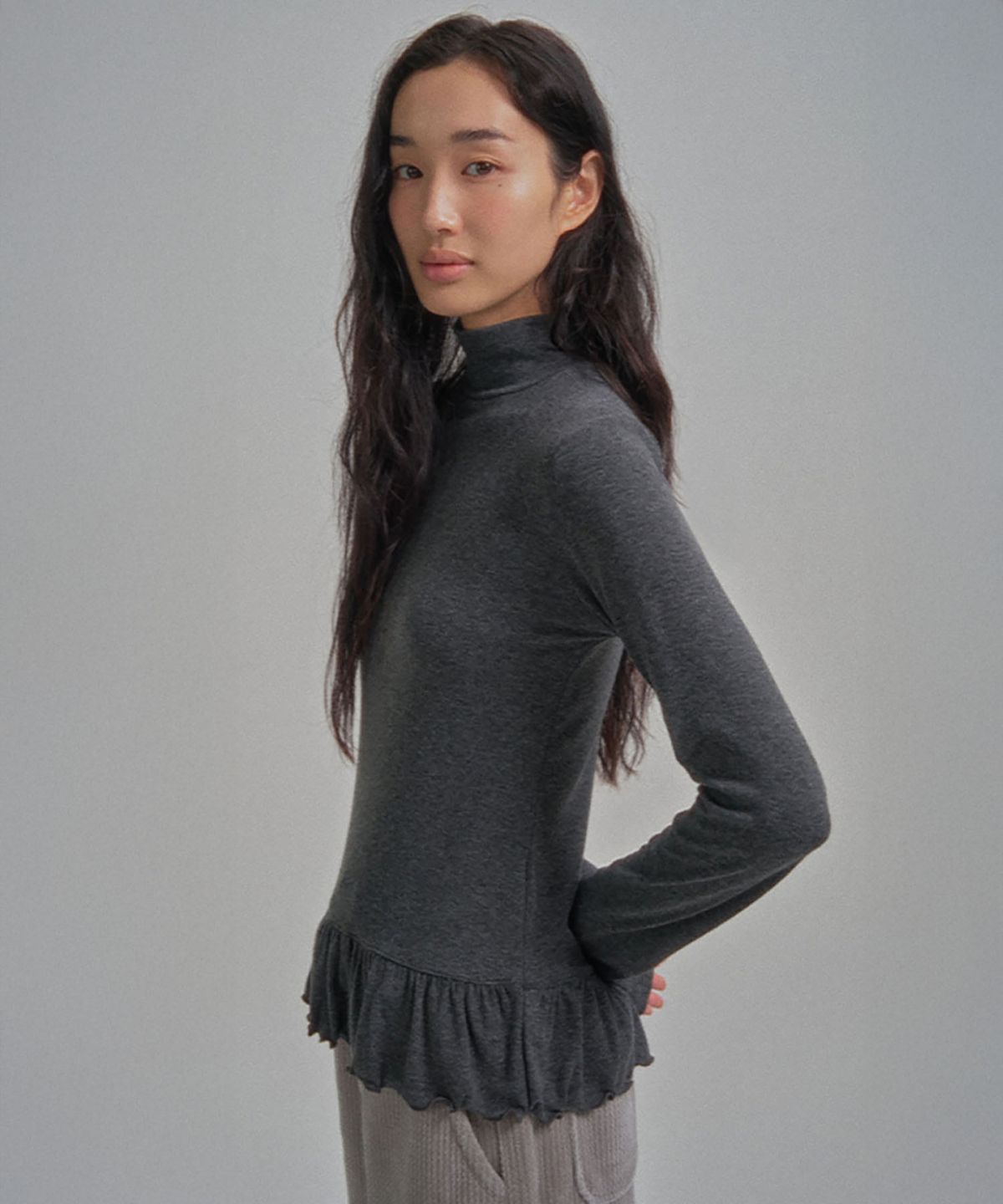 망고매니플리즈(MANGO MANY PLEASE) COON FRILL TURTLE TEE_CHARCOAL