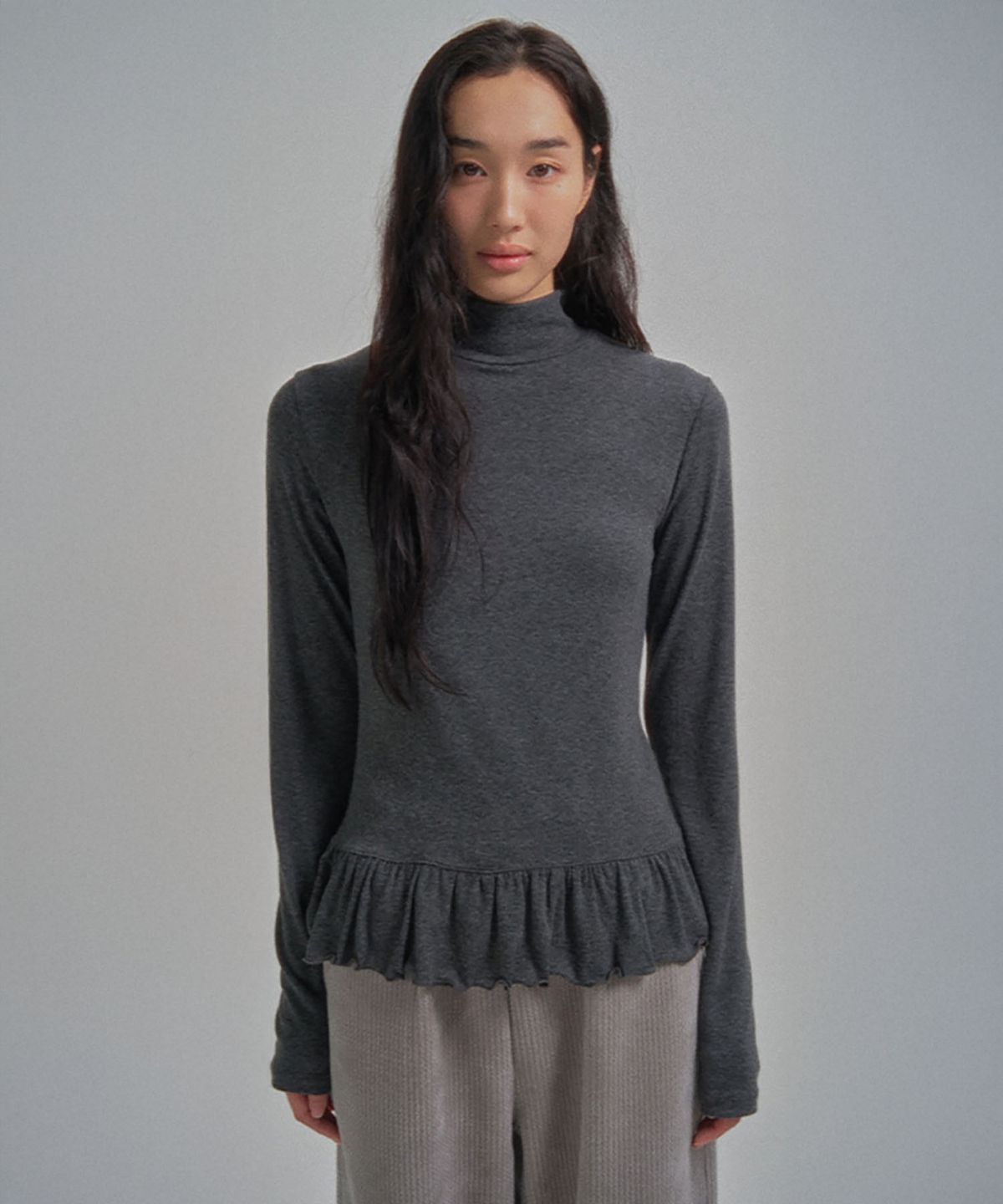 망고매니플리즈(MANGO MANY PLEASE) COON FRILL TURTLE TEE_CHARCOAL
