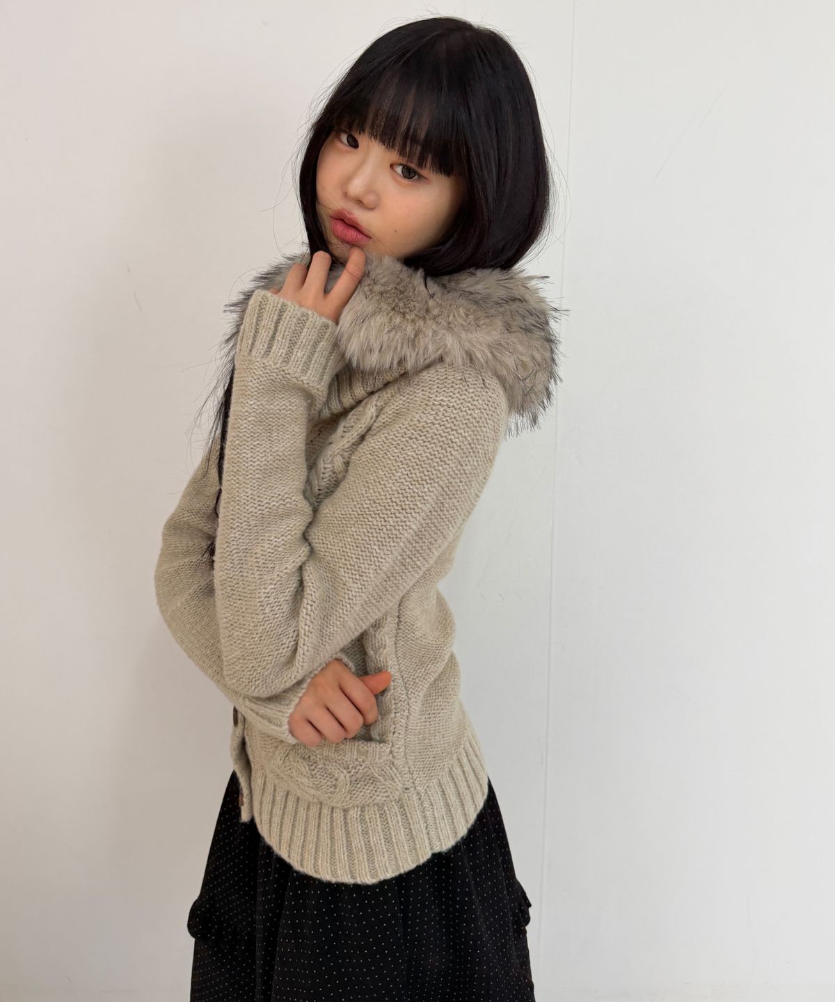 나이엔(NAAIEEN) 퍼 케이블 니트 가디건 베이지
