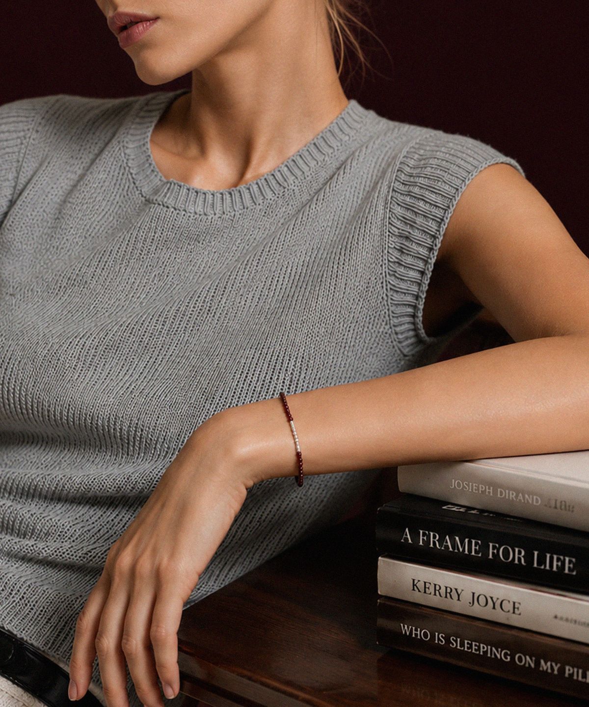 바이브나인(Vibe9) V9 Essential 03 Noir Garnet Bracelet