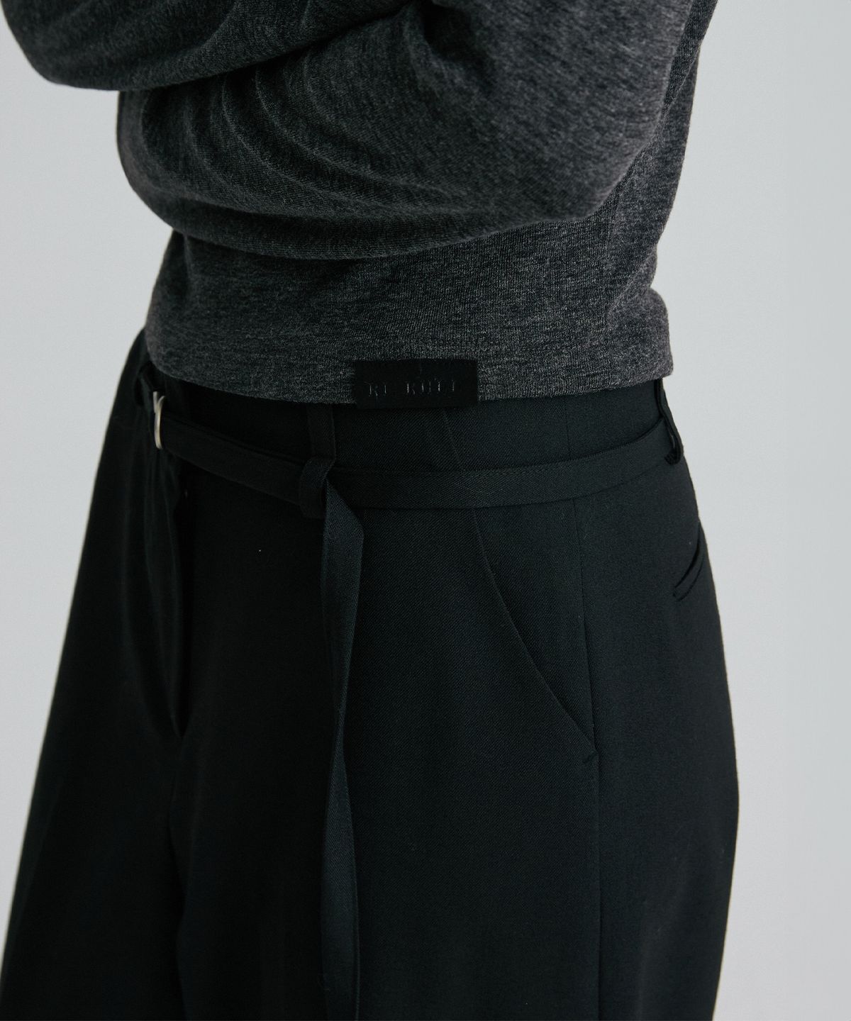 리이(RE RHEE) WOOL BLEND BELTED TROUSERS BLACK