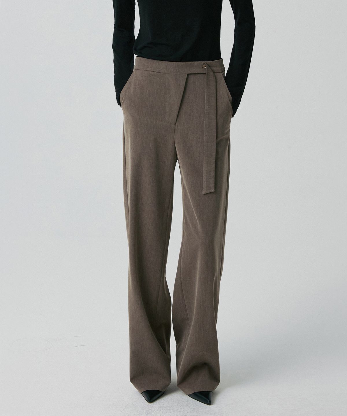 리이(RE RHEE) ASYMMETRIC ZIP TROUSERS HAZELNUTS