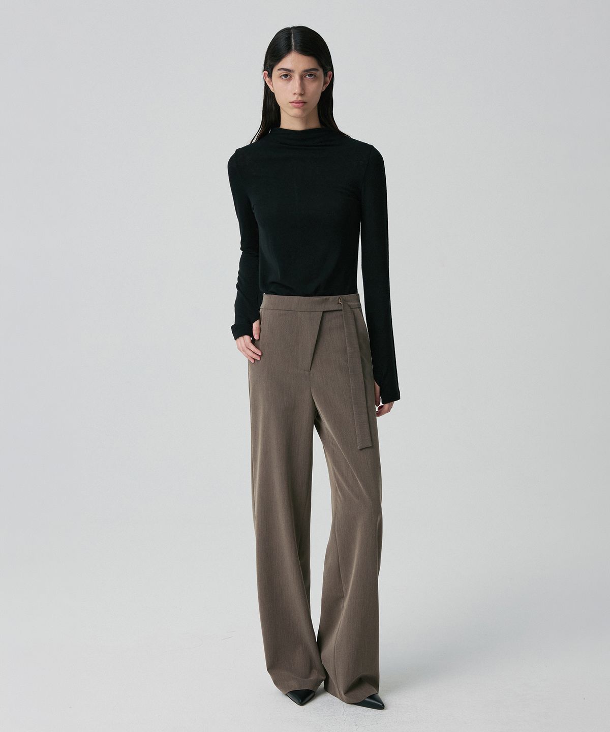 리이(RE RHEE) ASYMMETRIC ZIP TROUSERS HAZELNUTS