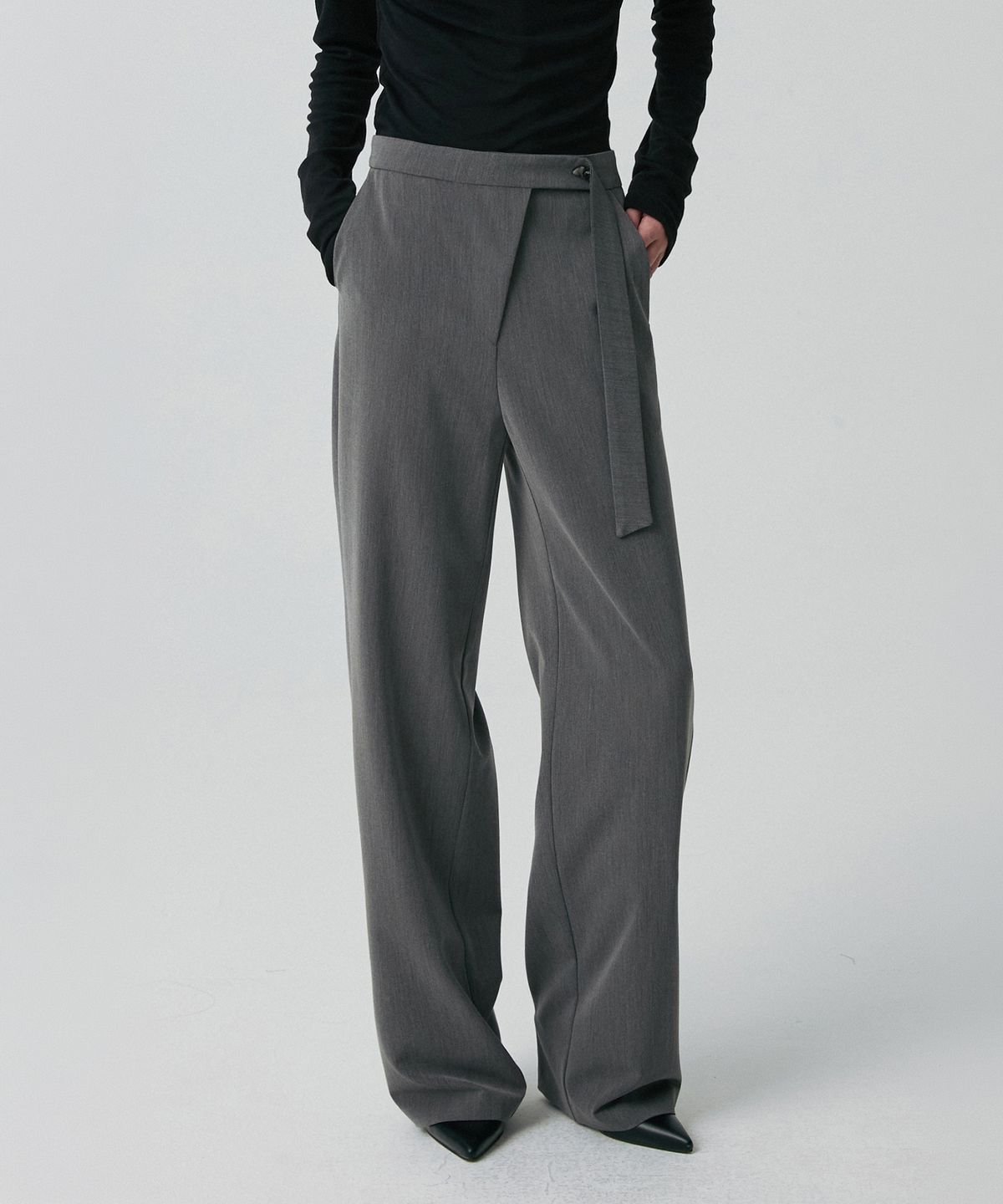 리이(RE RHEE) ASYMMETRIC ZIP TROUSERS CHARCOAL