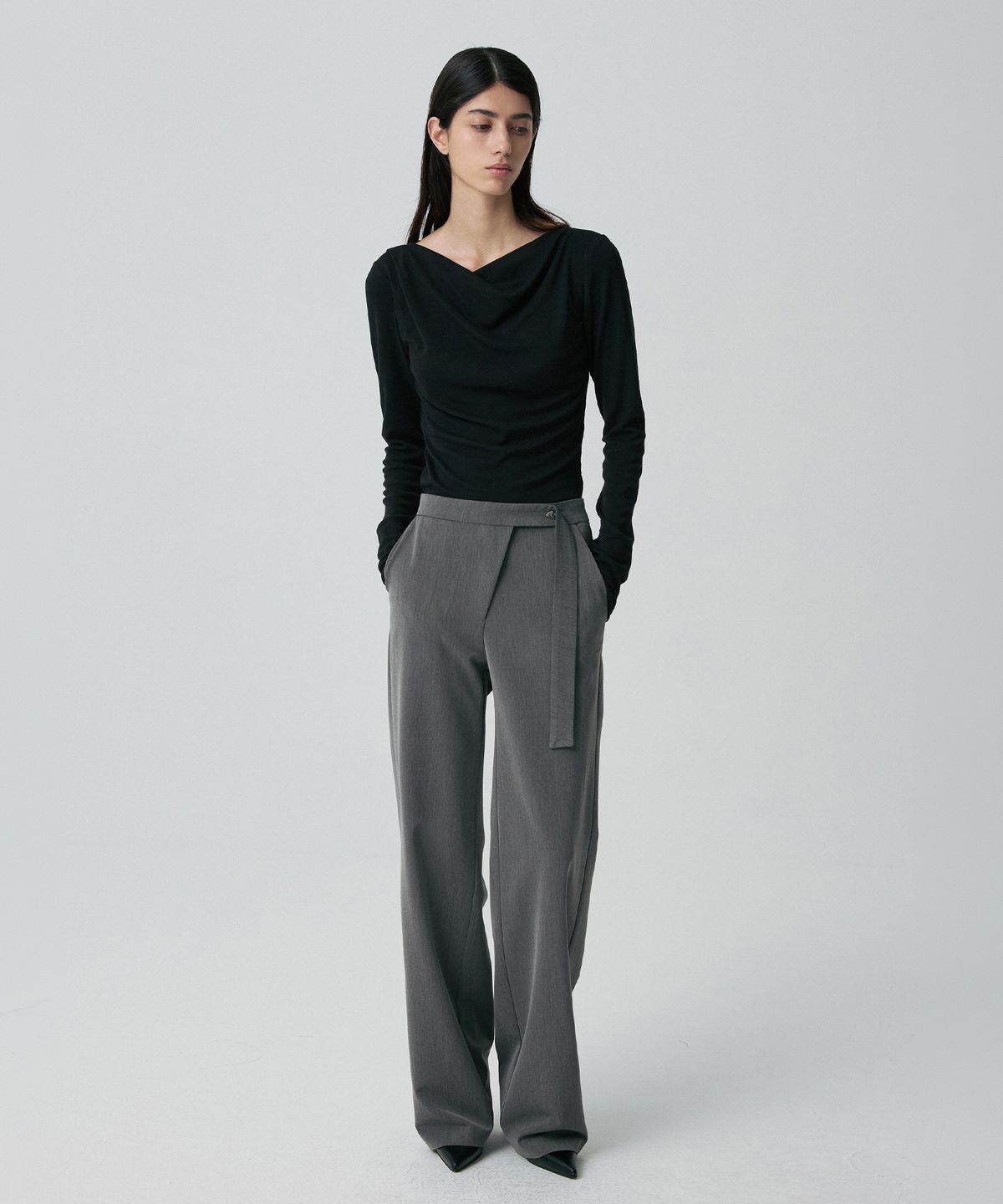리이(RE RHEE) ASYMMETRIC ZIP TROUSERS CHARCOAL
