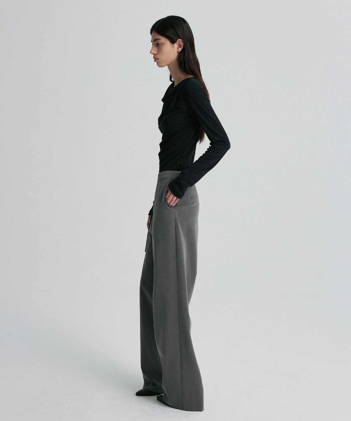 리이(RE RHEE) ASYMMETRIC ZIP TROUSERS CHARCOAL