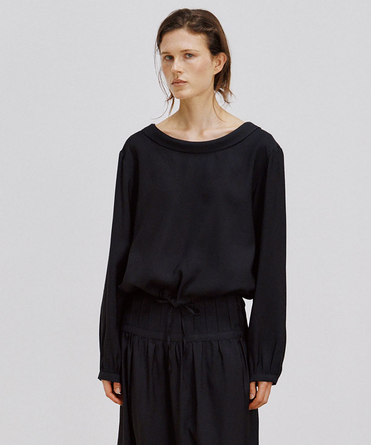 노우드(NOEUD) BL010 Muted Open-Back Blouse (Black)