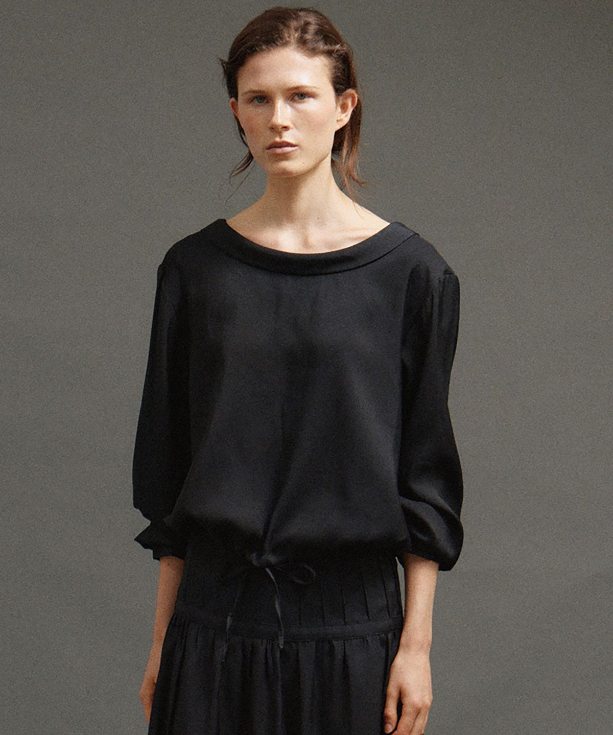 노우드(NOEUD) BL010 Muted Open-Back Blouse (Black)