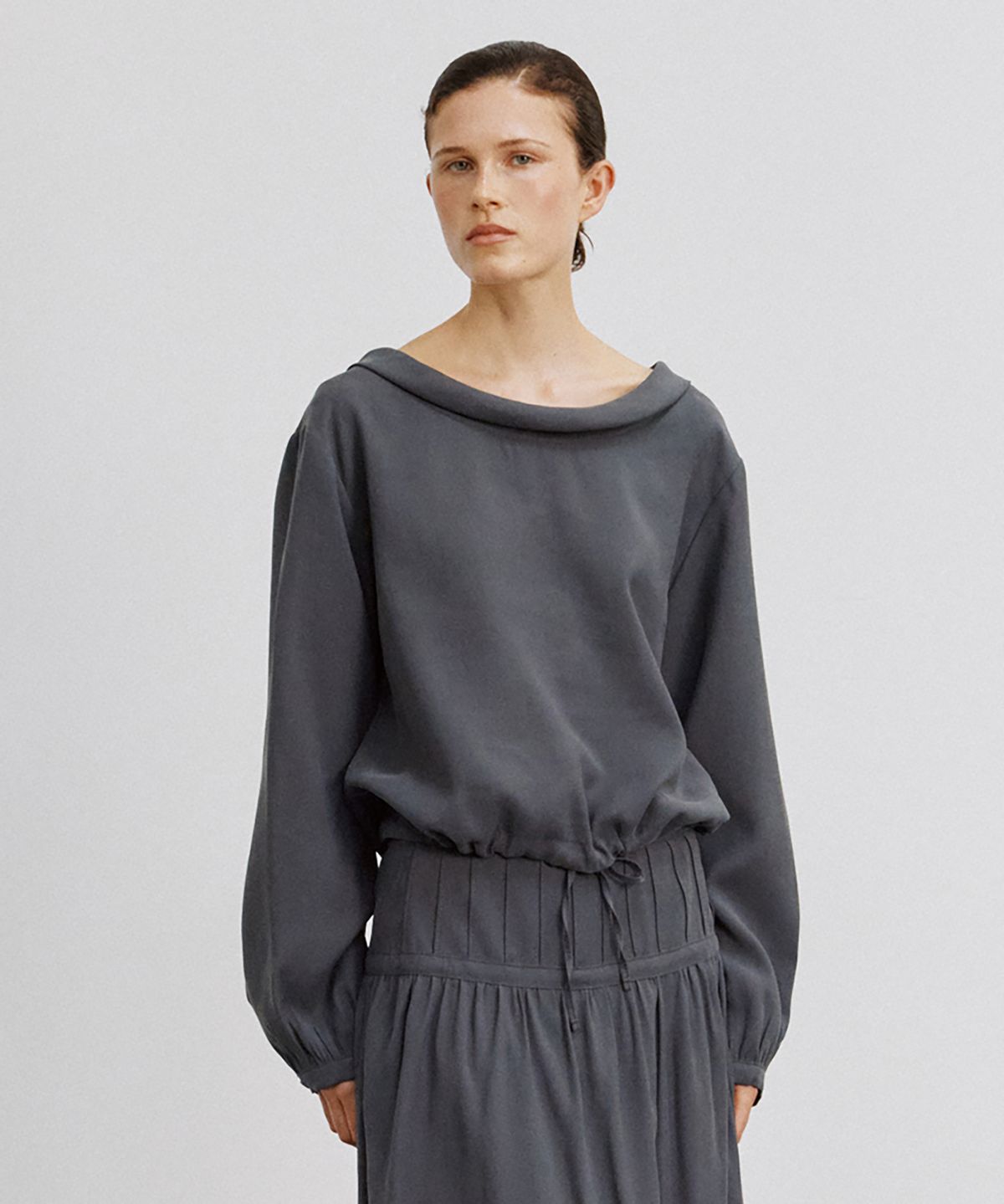 노우드(NOEUD) BL010 Muted Open-Back Blouse (Dark Grey)