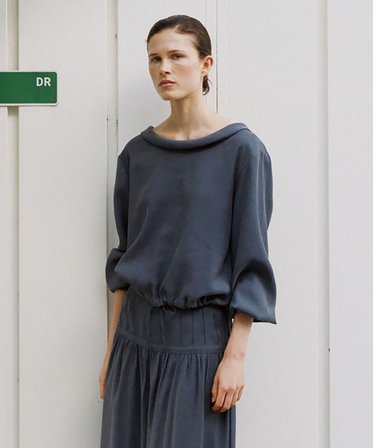 노우드(NOEUD) BL010 Muted Open-Back Blouse (Dark Grey)