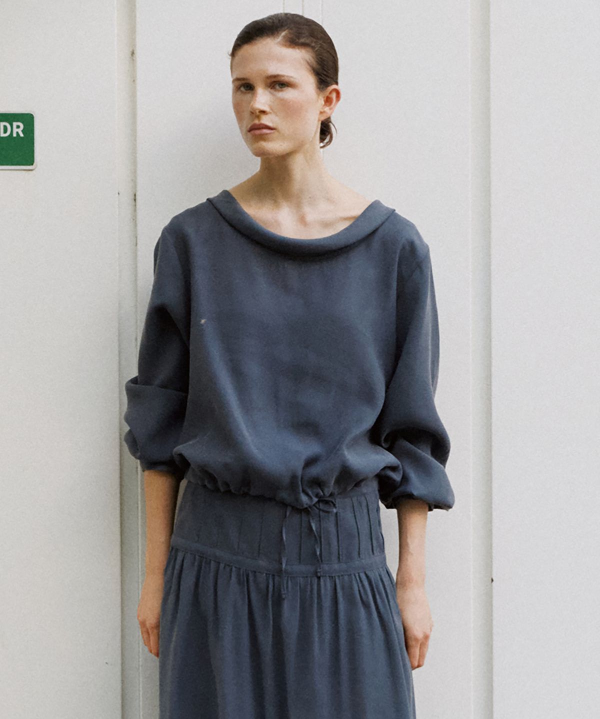 노우드(NOEUD) BL010 Muted Open-Back Blouse (Dark Grey)