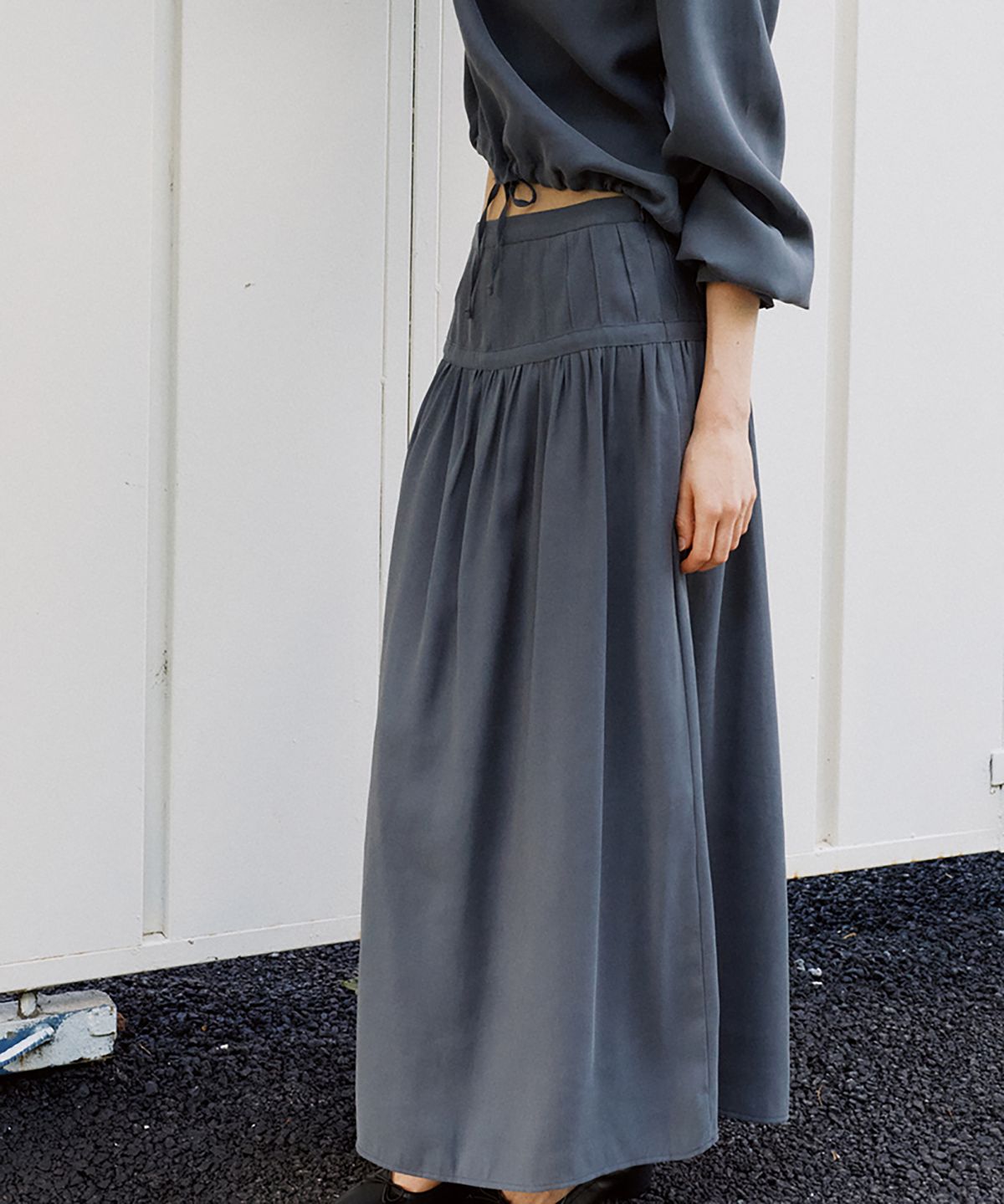 노우드(NOEUD) SK014 Muted Pintuck Skirt (Dark Grey)