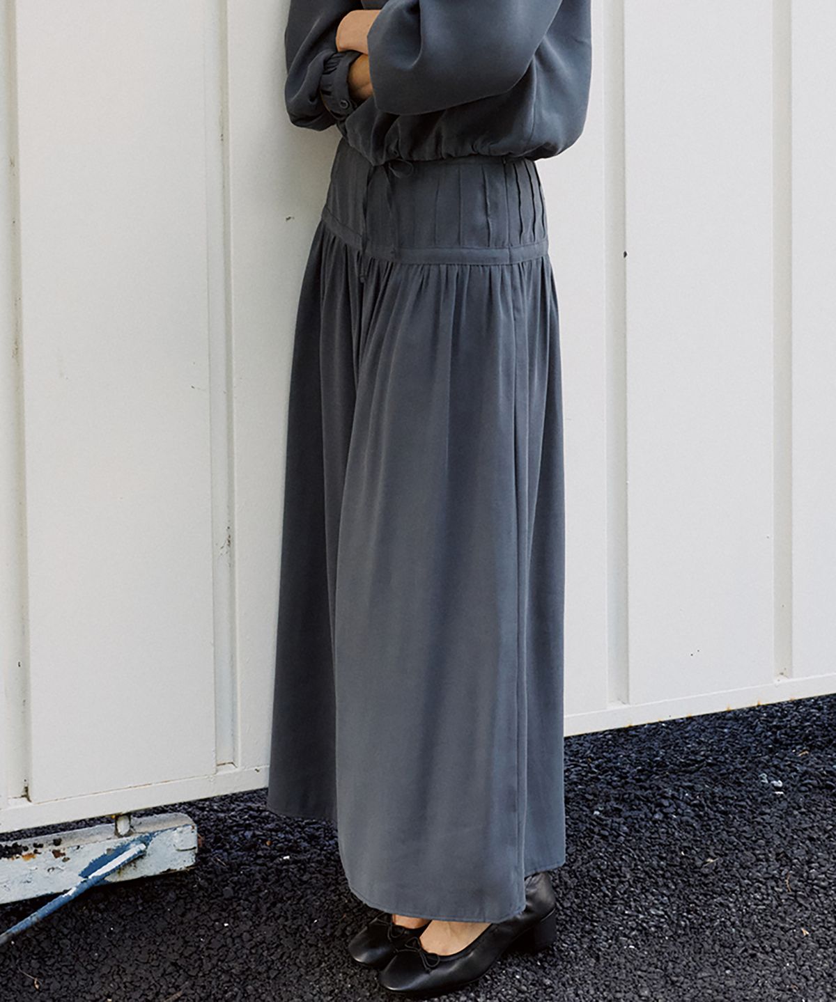 노우드(NOEUD) SK014 Muted Pintuck Skirt (Dark Grey)