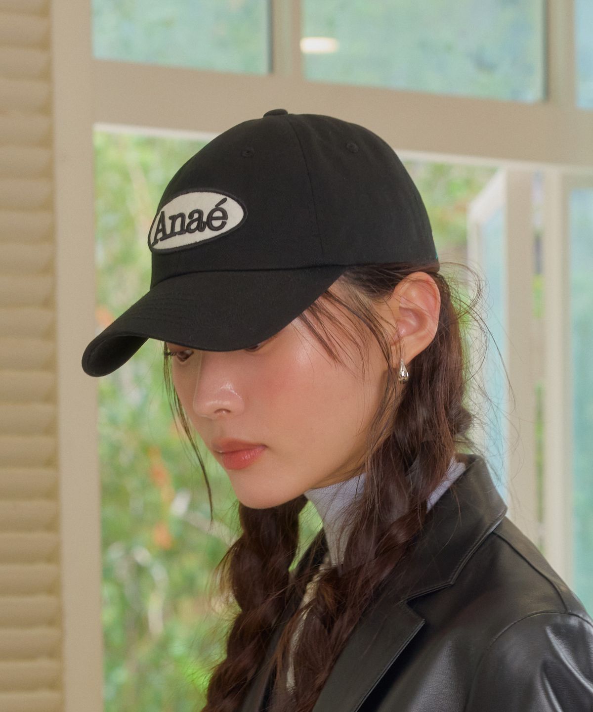 아나에(ANAE) CLAIR BADGE CAP BLACK