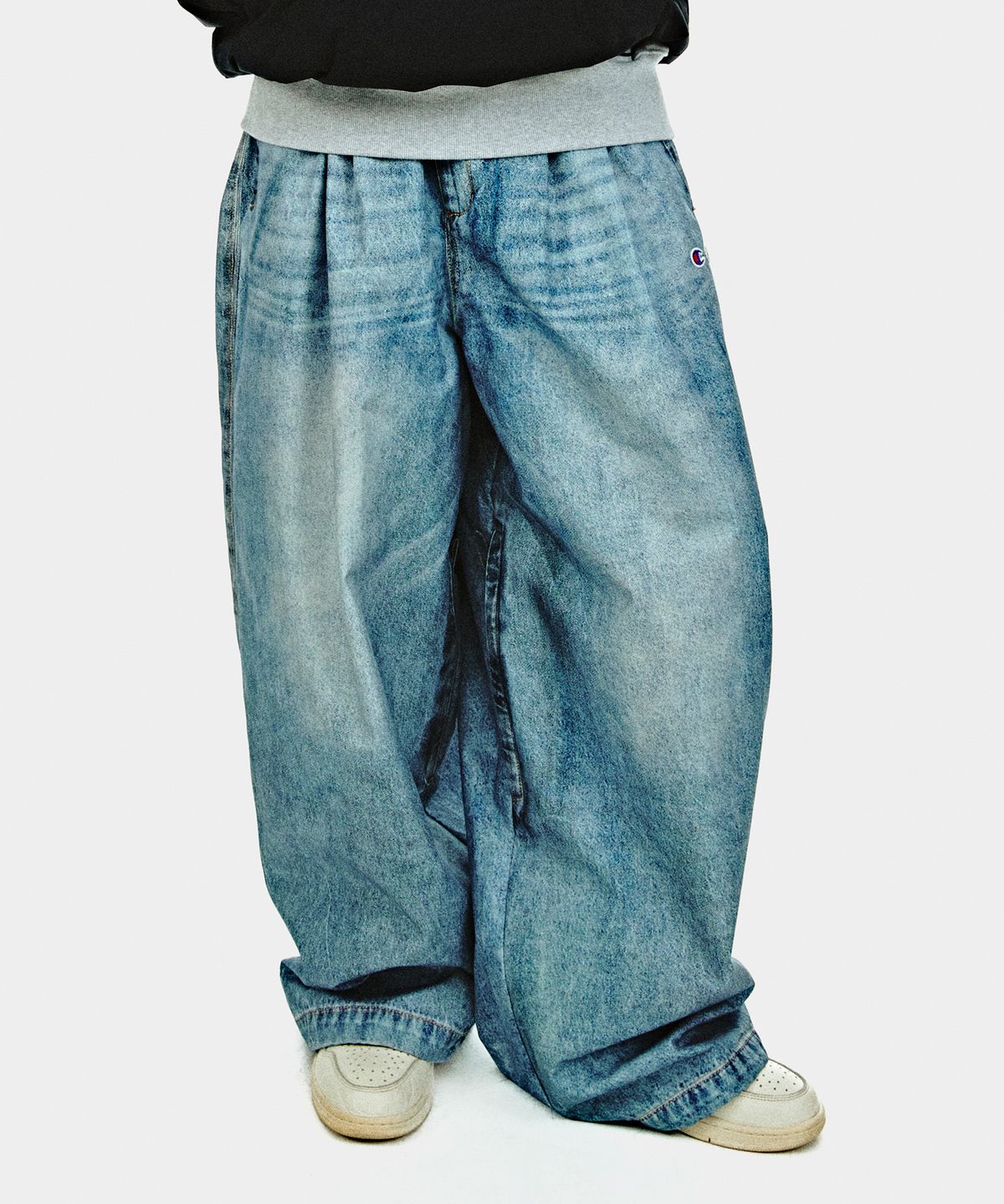 디미토(DIMITO) [CHAMPION x DIMITO] C-LOGO BASIC PANTS (WIDE FIT LV.2) LIGHT BLUE