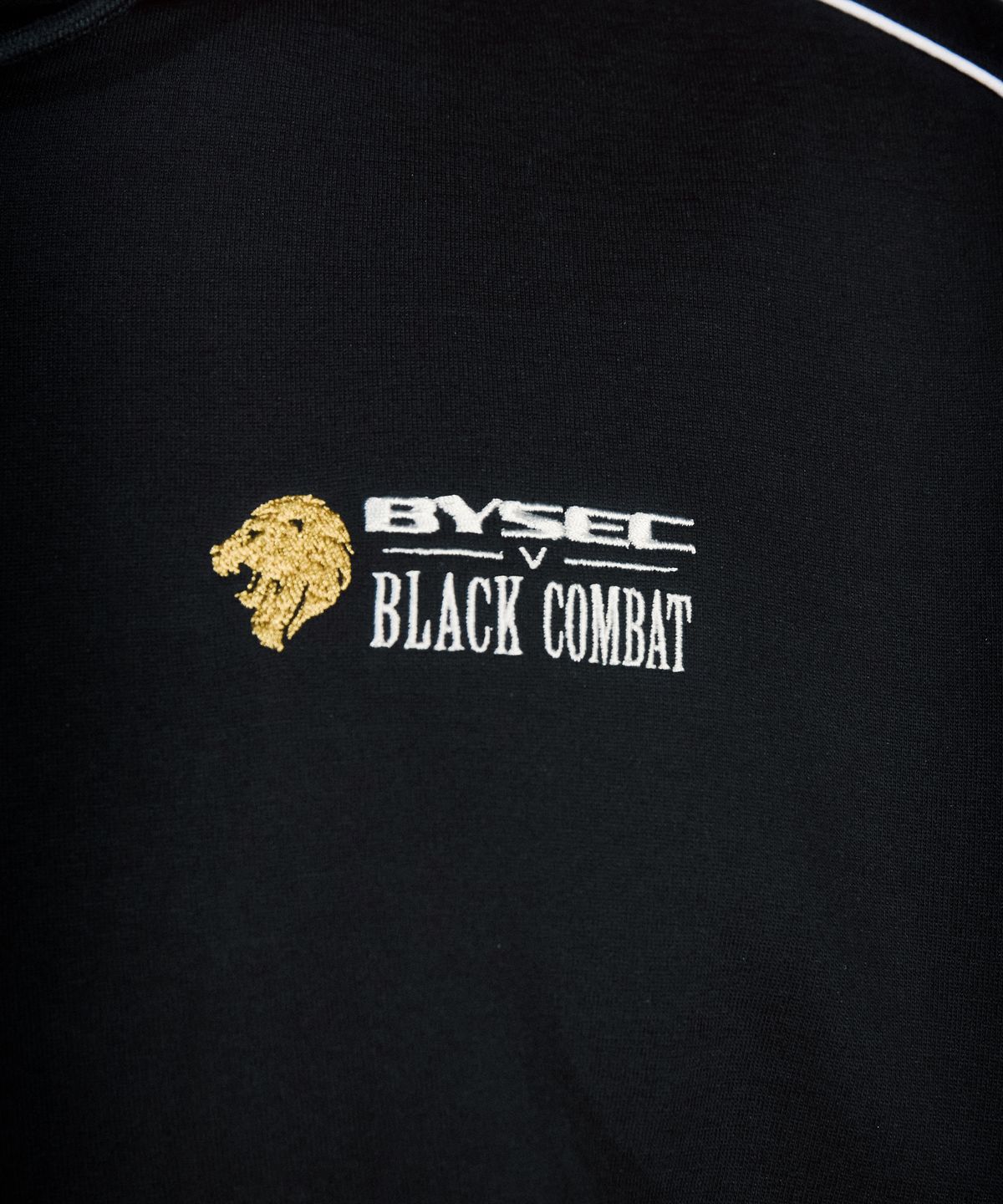 바이젝(BYSEC) [BYSEC X BLACKCOMBAT] 블랙컴뱃 벤타블랙 후드집업