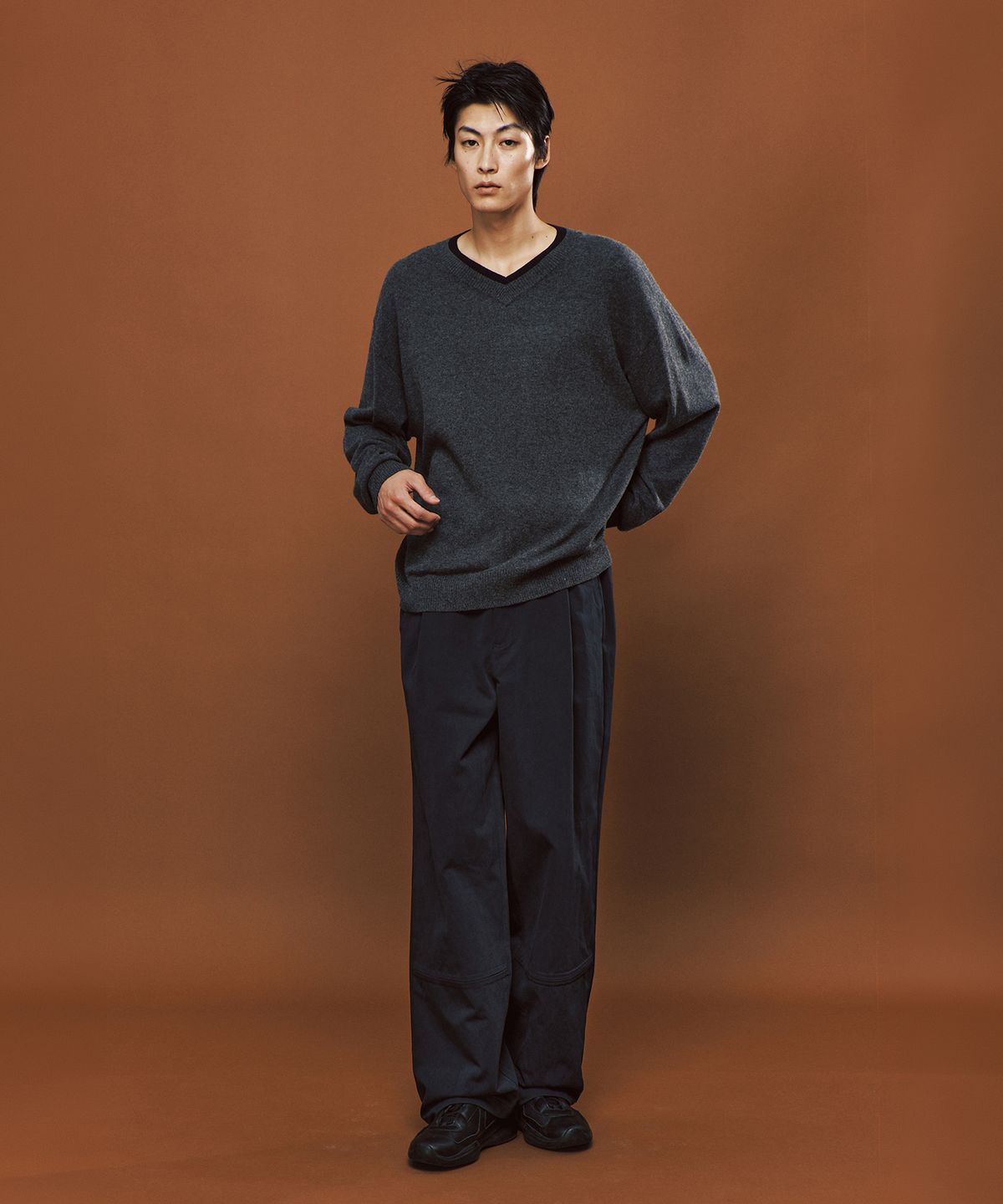 플랙(PLAC) 캐시미어 블렌드 브이넥 레이어드 니트 차콜