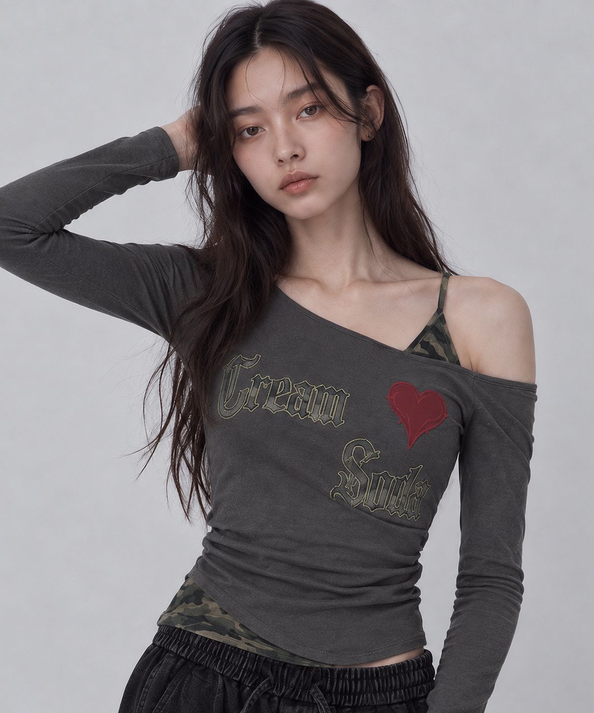 크림소다랩(CREAM SODA LAB) 카모 레이어드 하트 슬림 원숄더 롱슬리브 차콜
